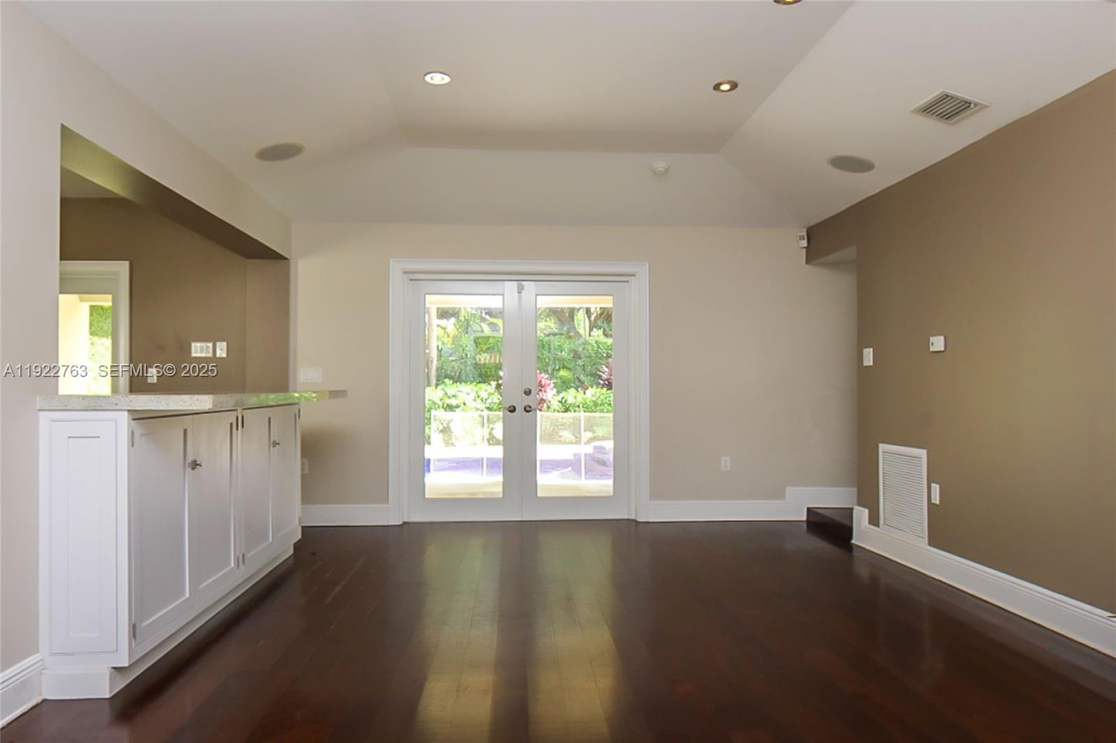 1400 Alberca St # 1400