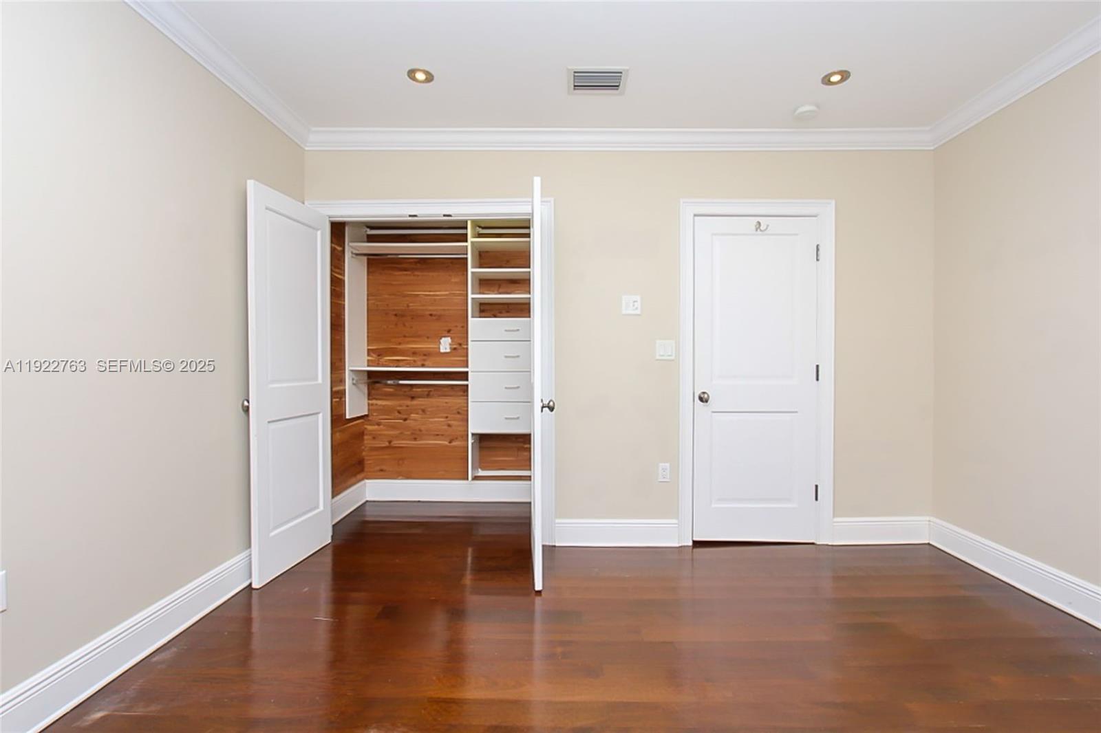 1400 Alberca St # 1400