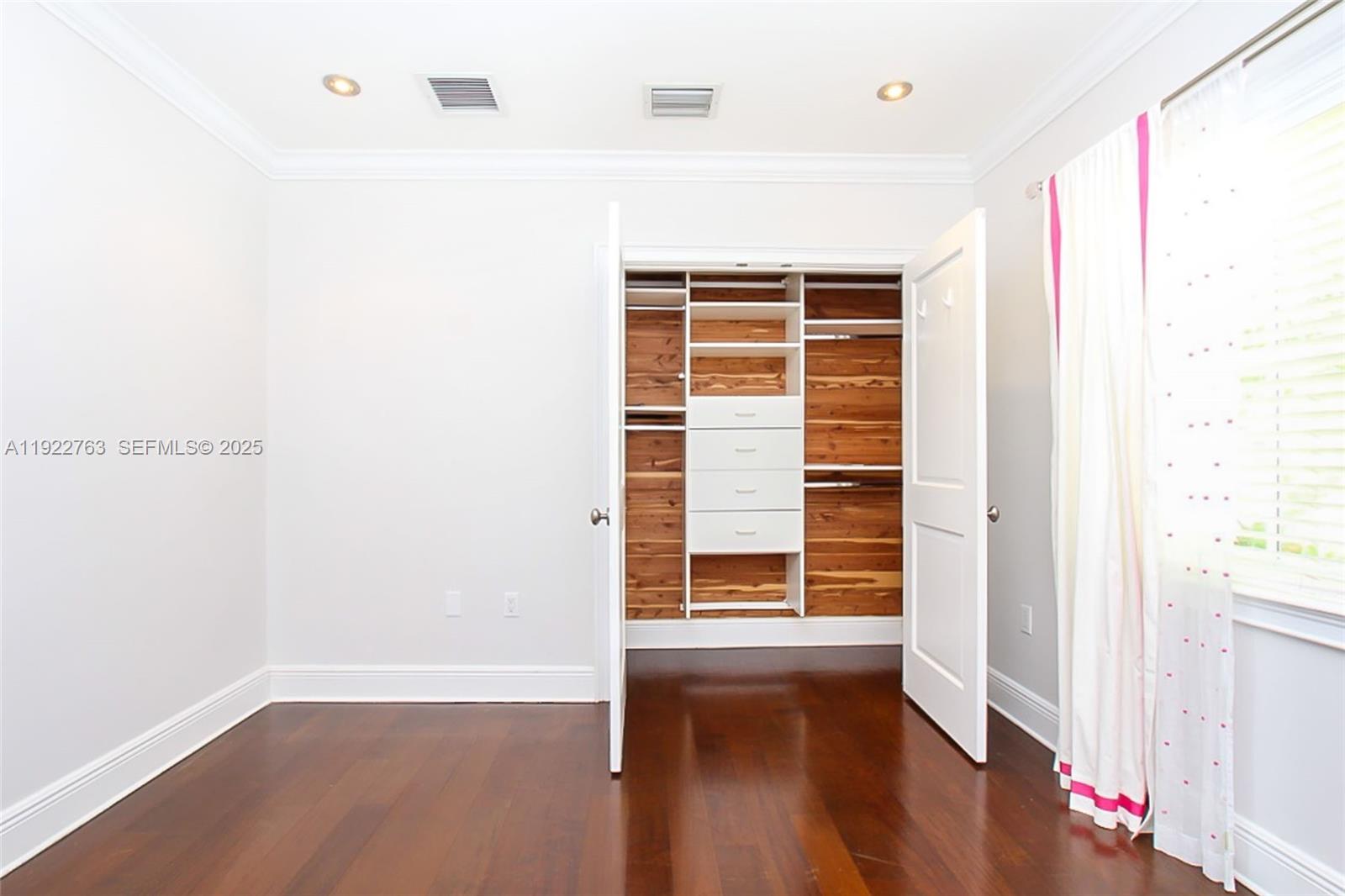 1400 Alberca St # 1400