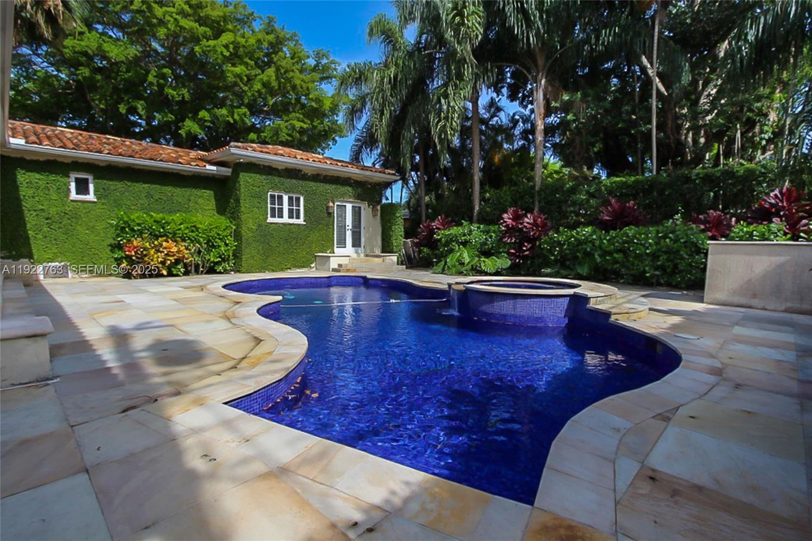 1400 Alberca St # 1400