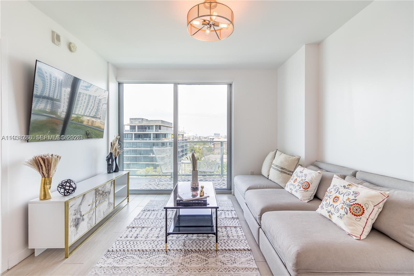 1600 SW 1st Ave # 810