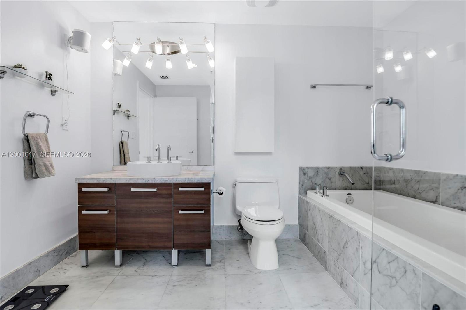 253 NE 2nd St # 1608