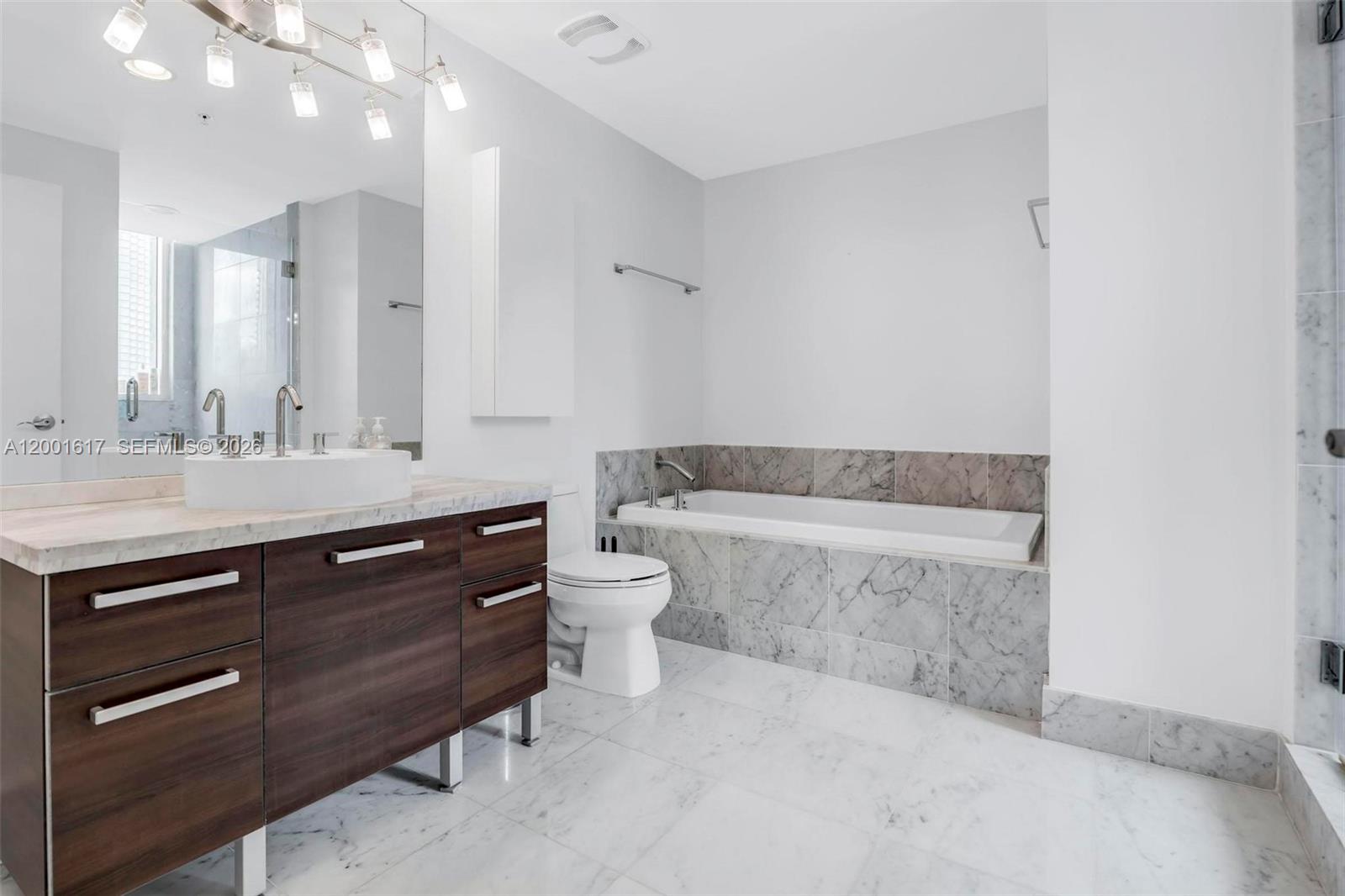 253 NE 2nd St # 1608