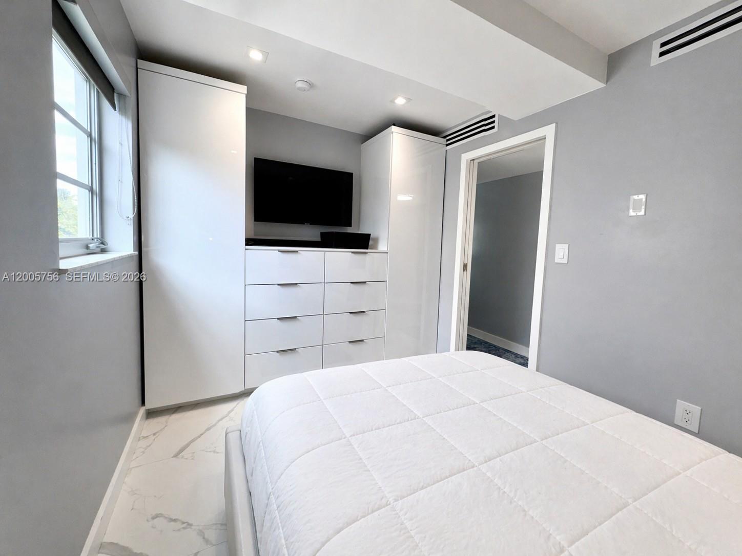 1428 Euclid Ave # 207