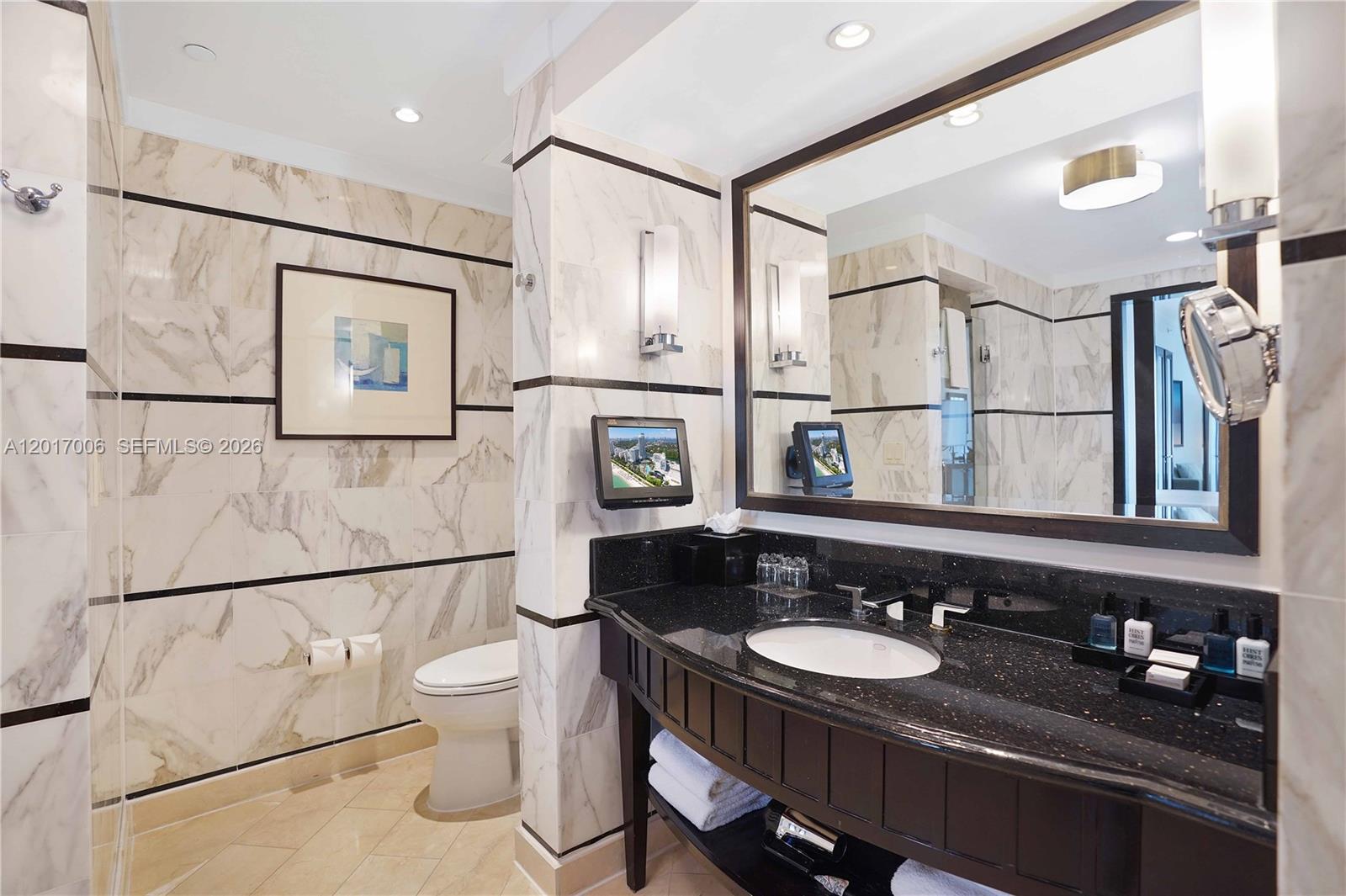 4391 Collins Ave # 916