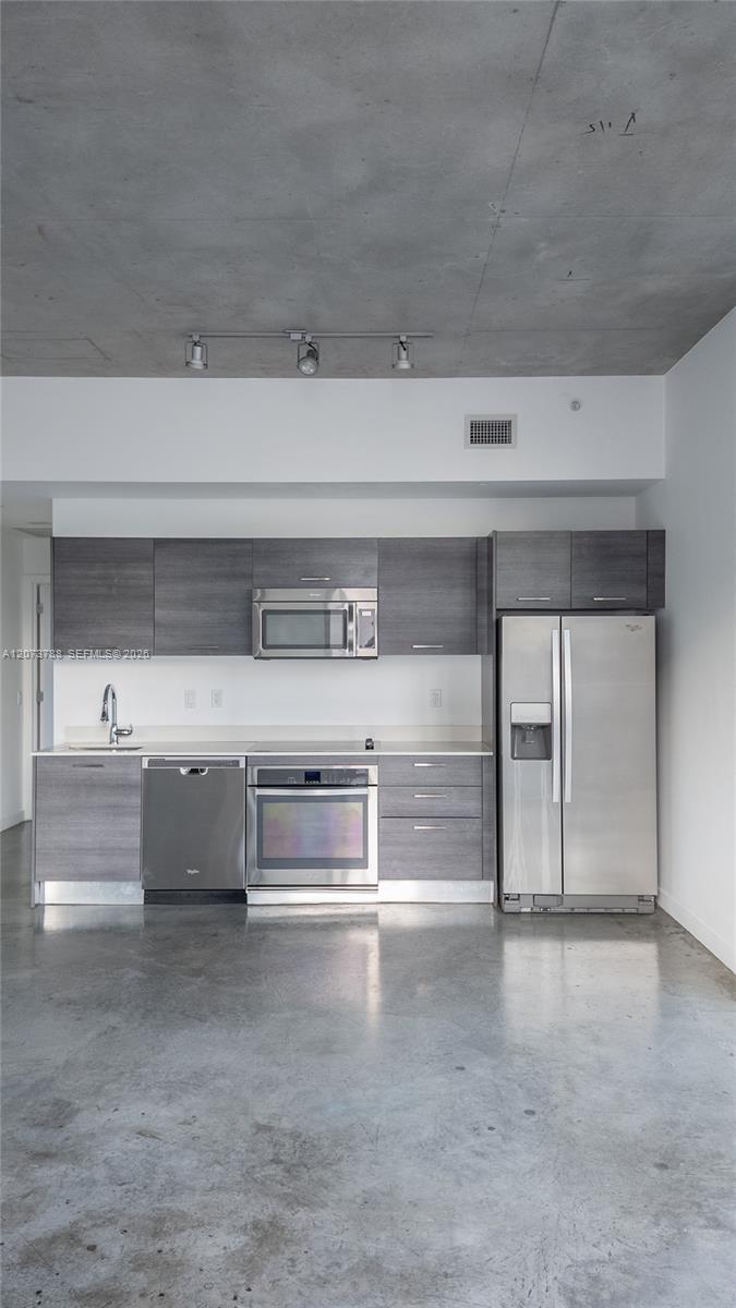 151 SE 1st St # 811