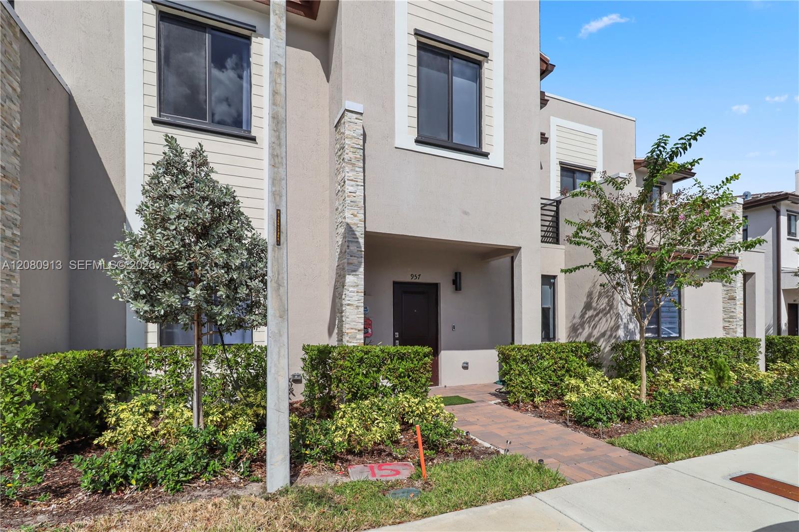 957 NE 211th St