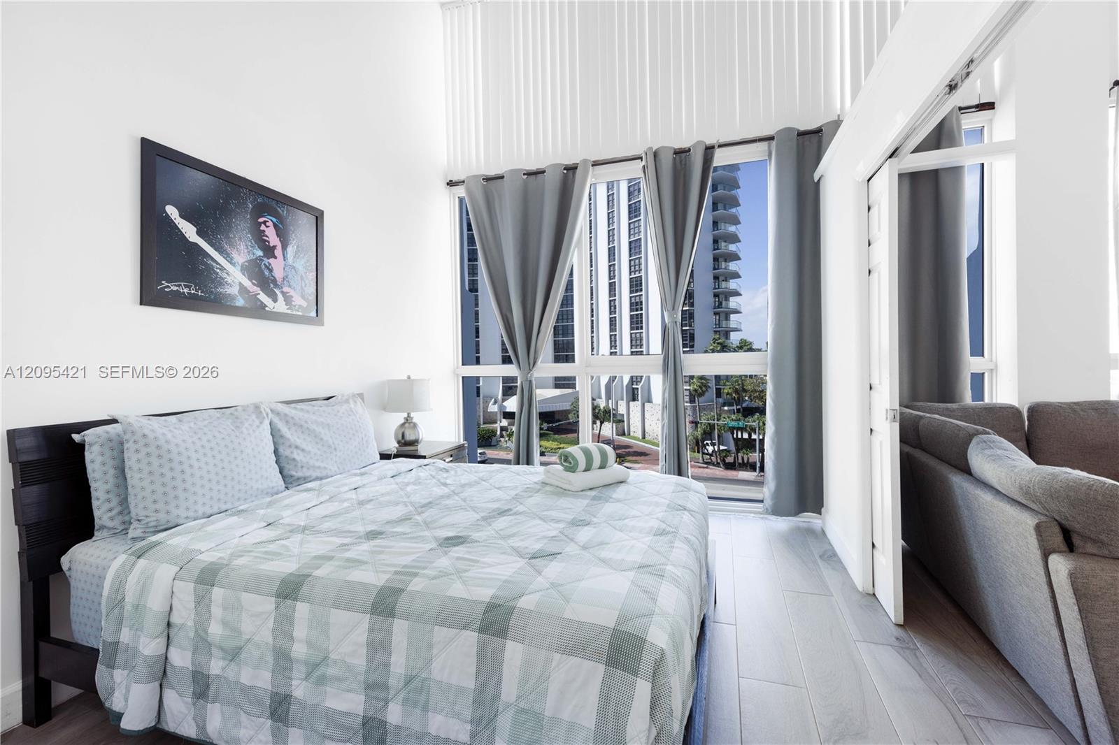 5445 Collins Ave Unit: BAY12