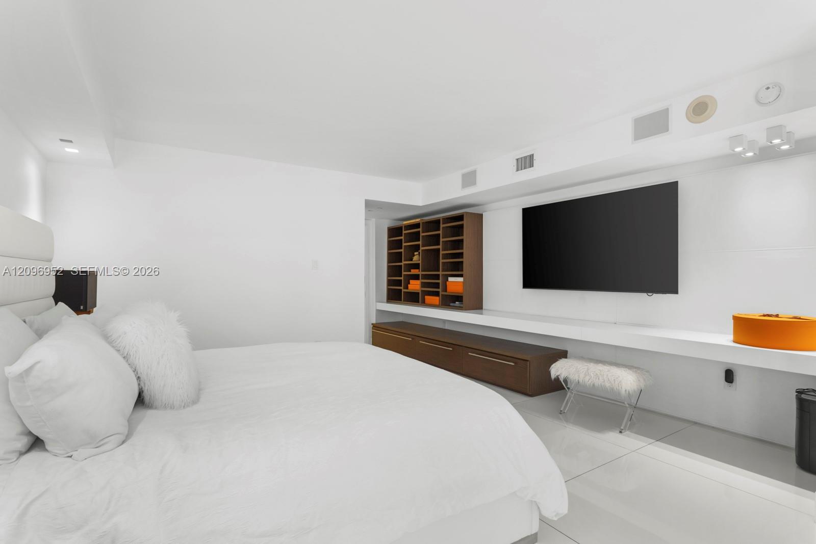 10155 Collins Avenue # 1210