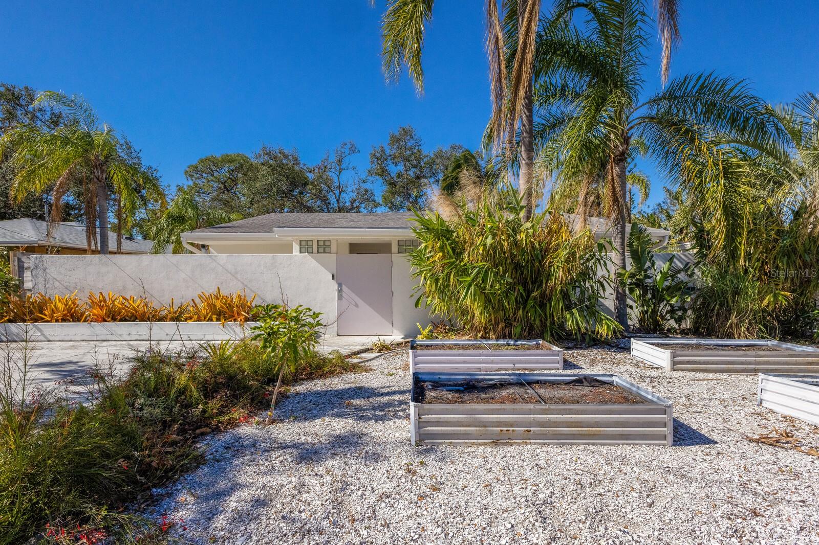 3913 CHAPEL DR