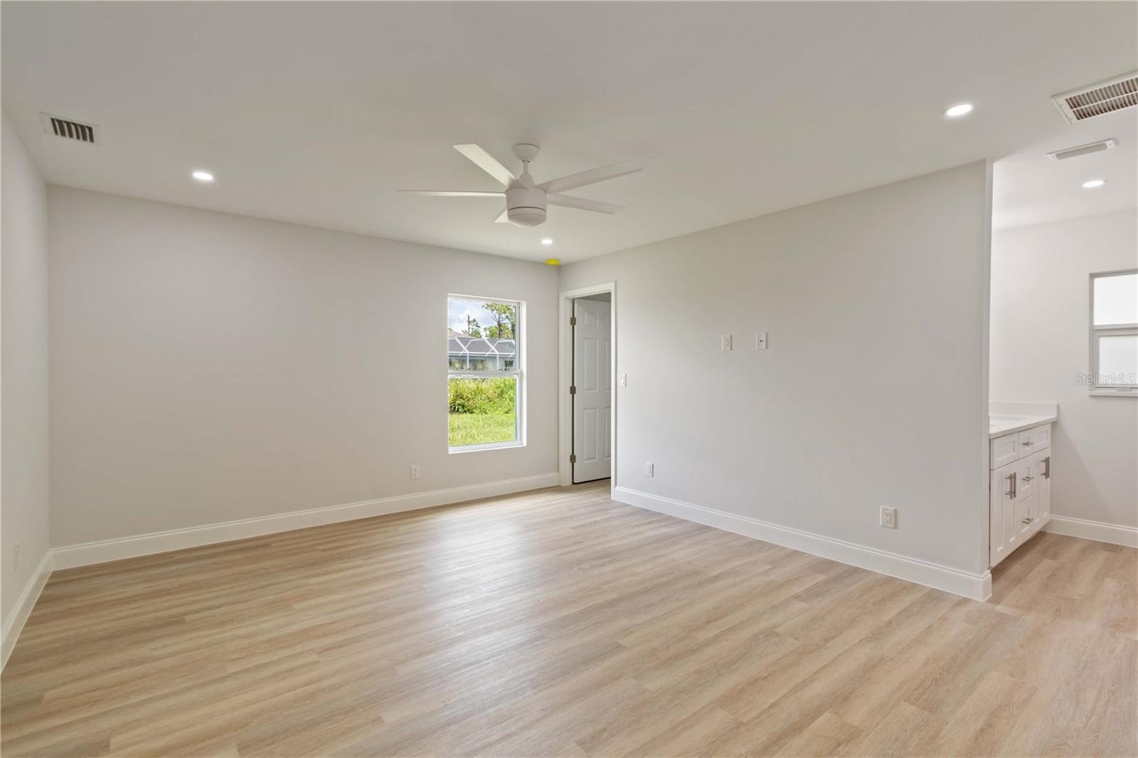100 ABBOTT CT