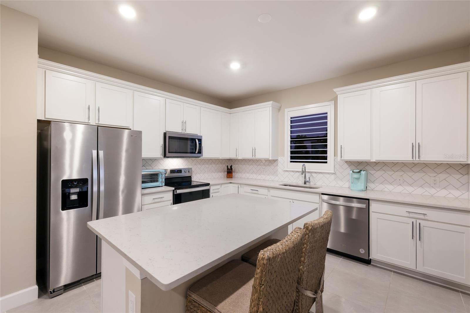 6072 BAYWOOD CT