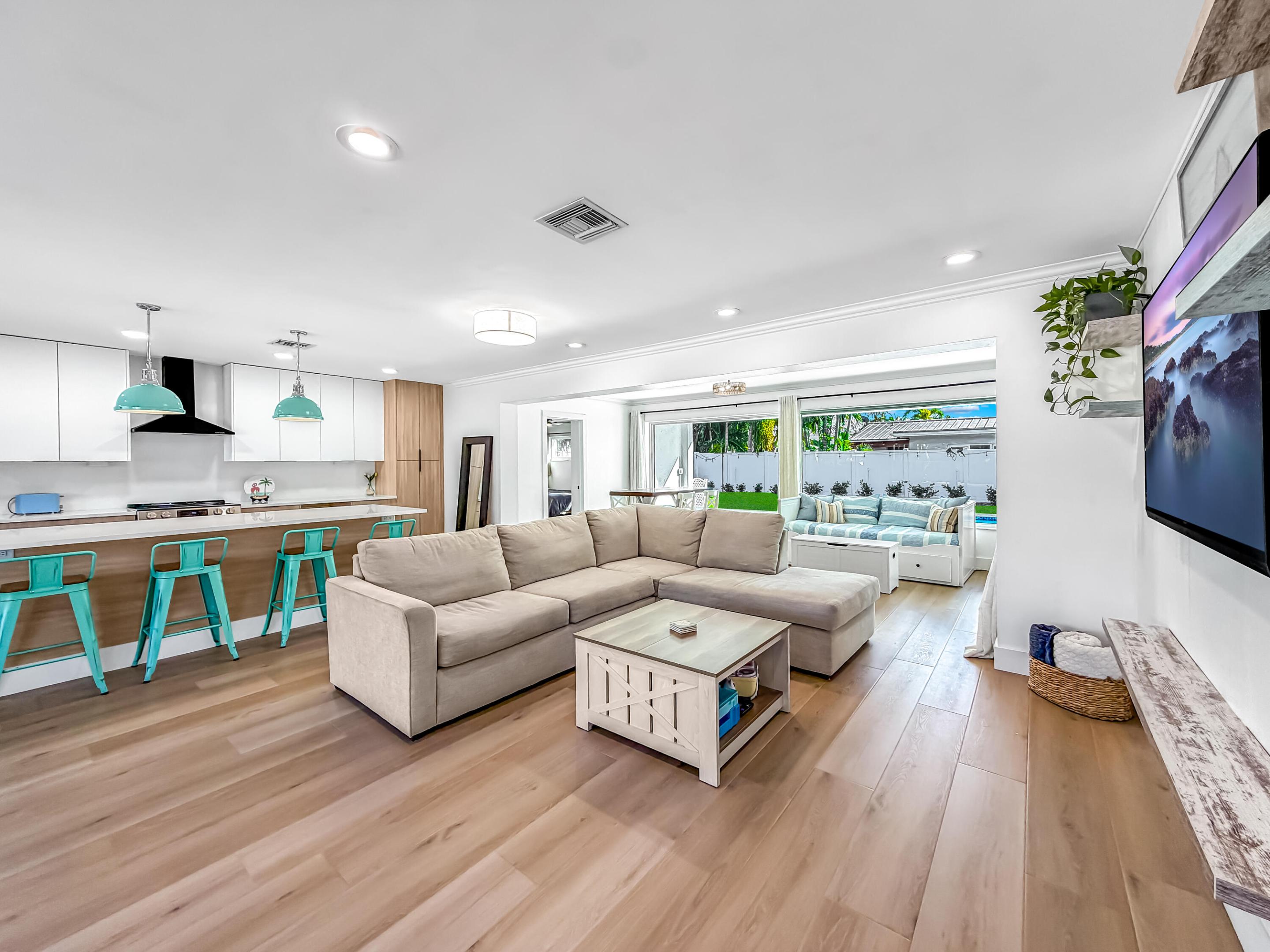 1098 W Camino Real