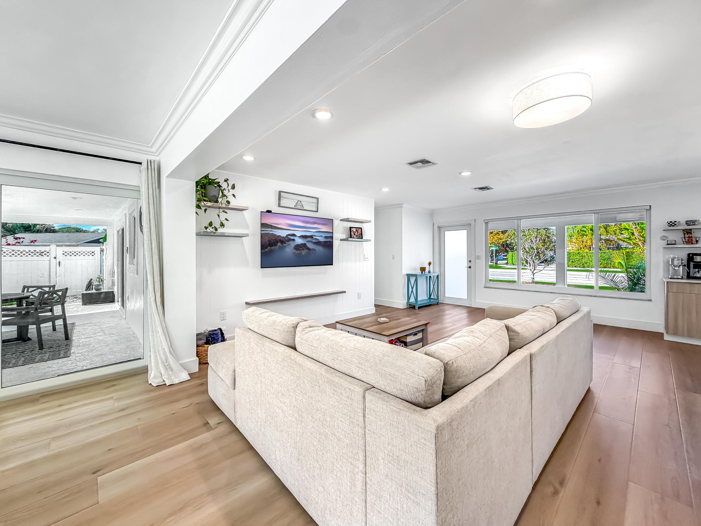 1098 W Camino Real