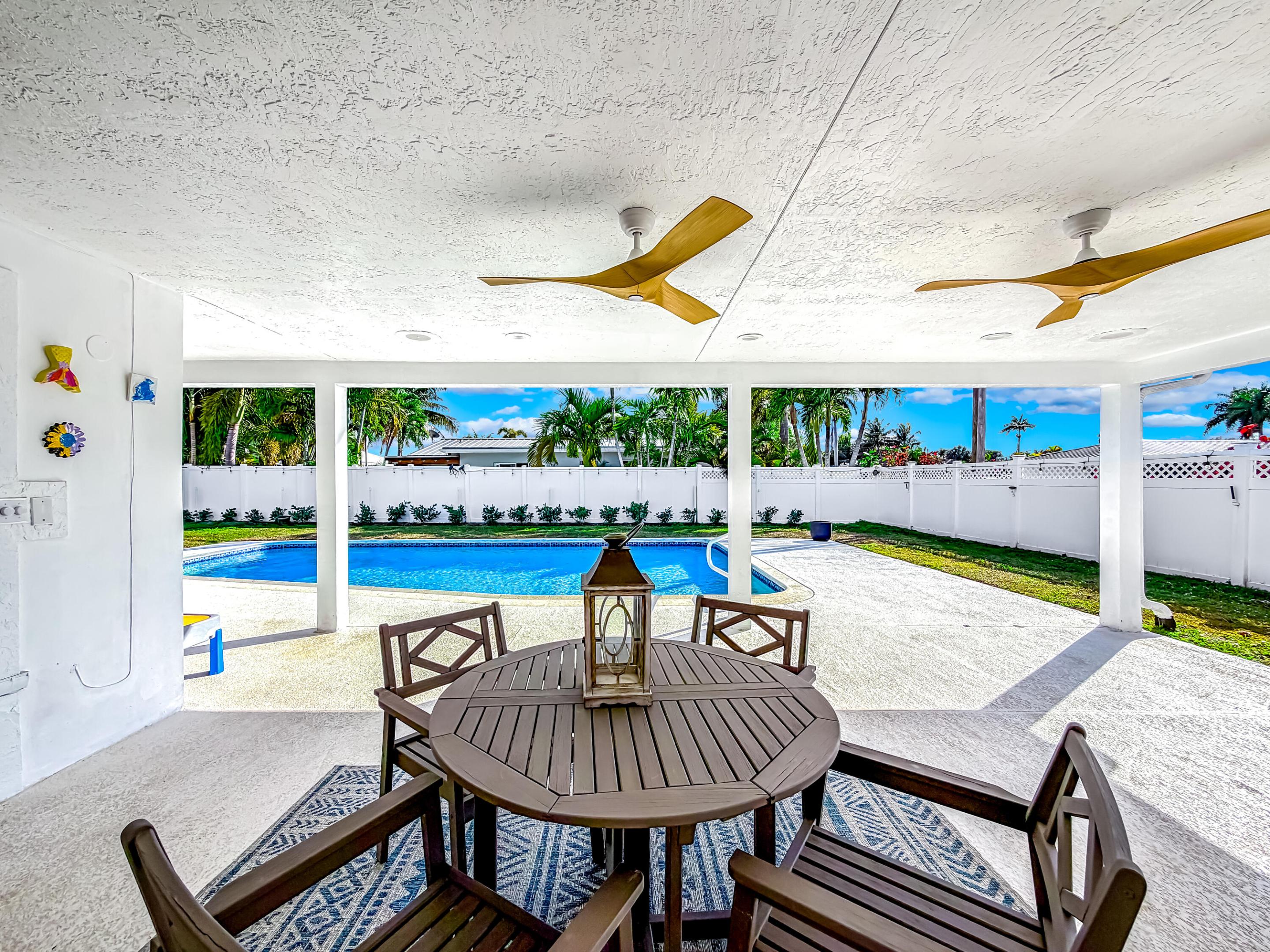 1098 W Camino Real
