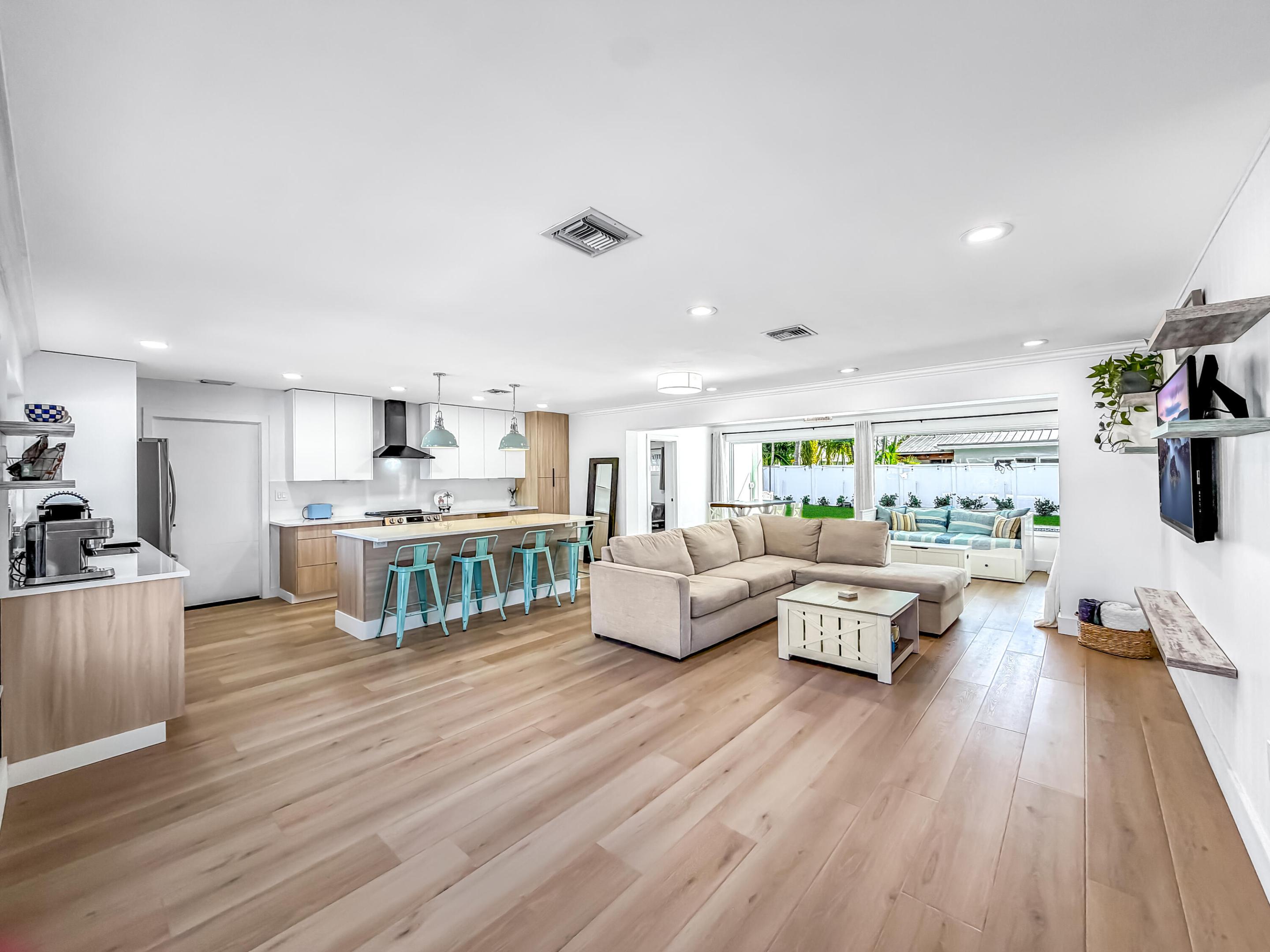 1098 W Camino Real