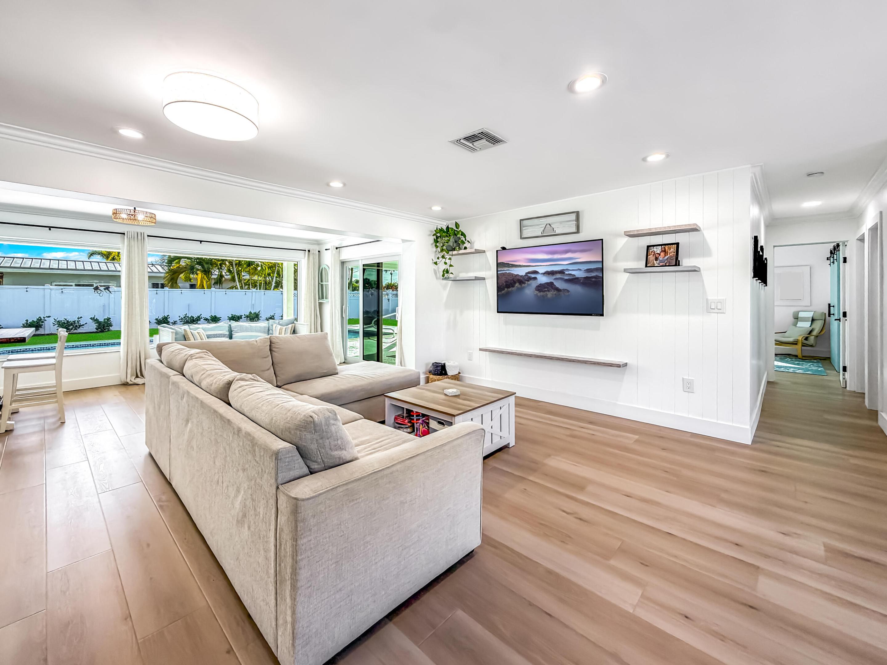 1098 W Camino Real