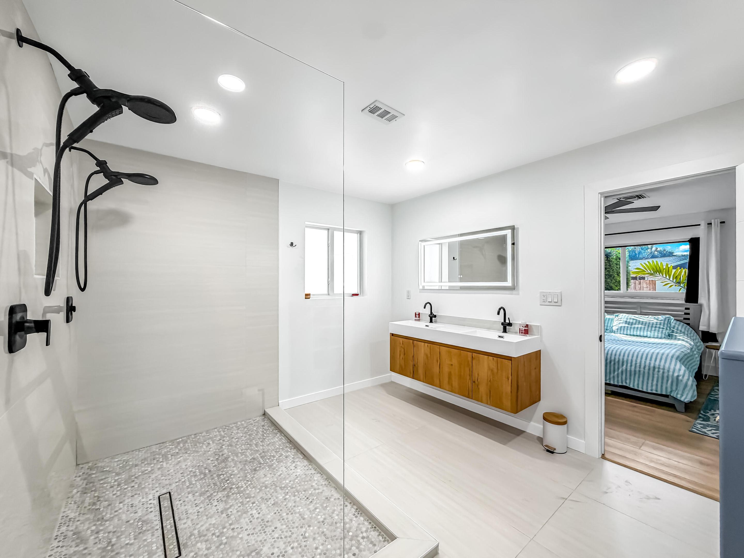 1098 W Camino Real