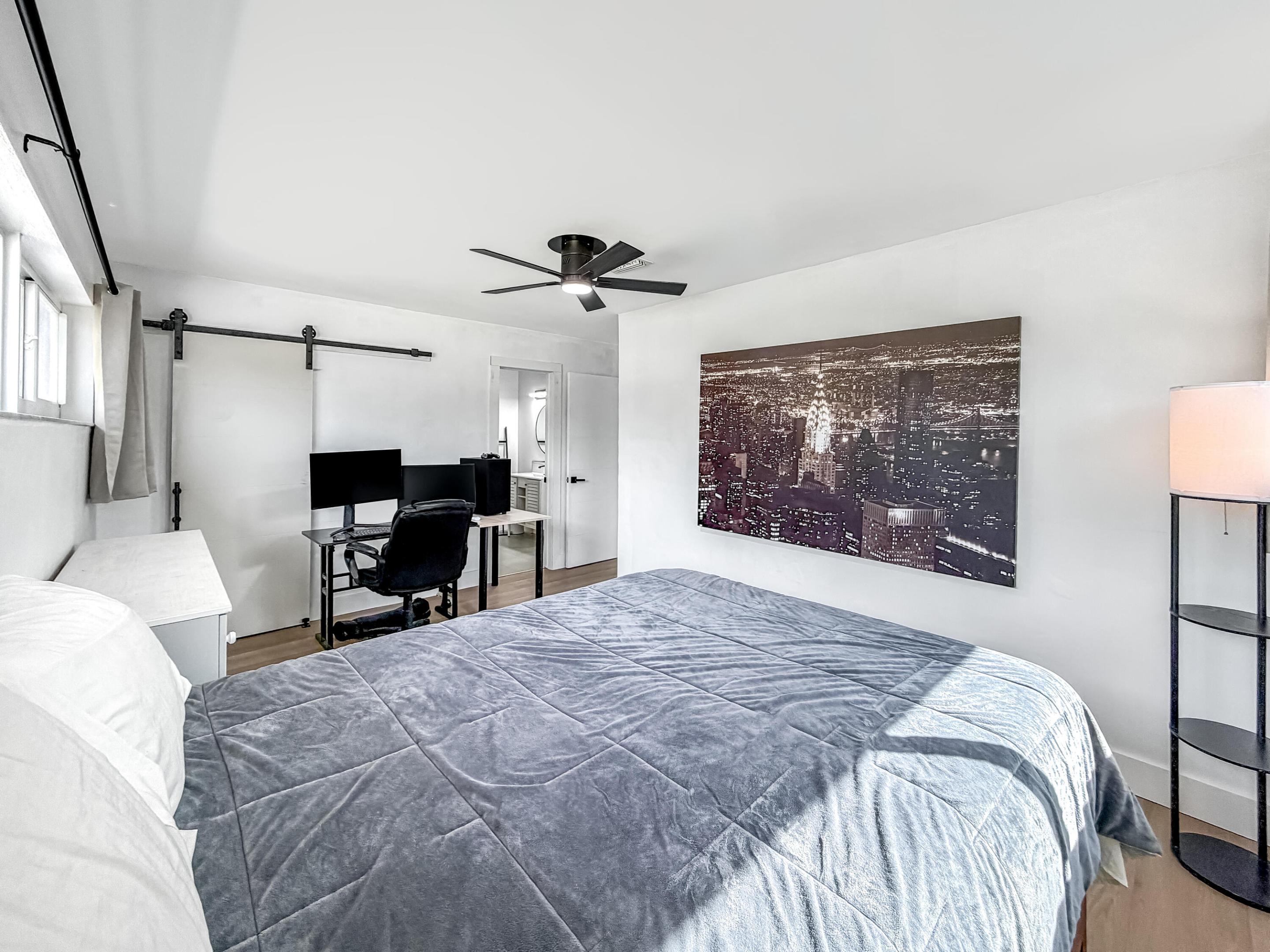 1098 W Camino Real