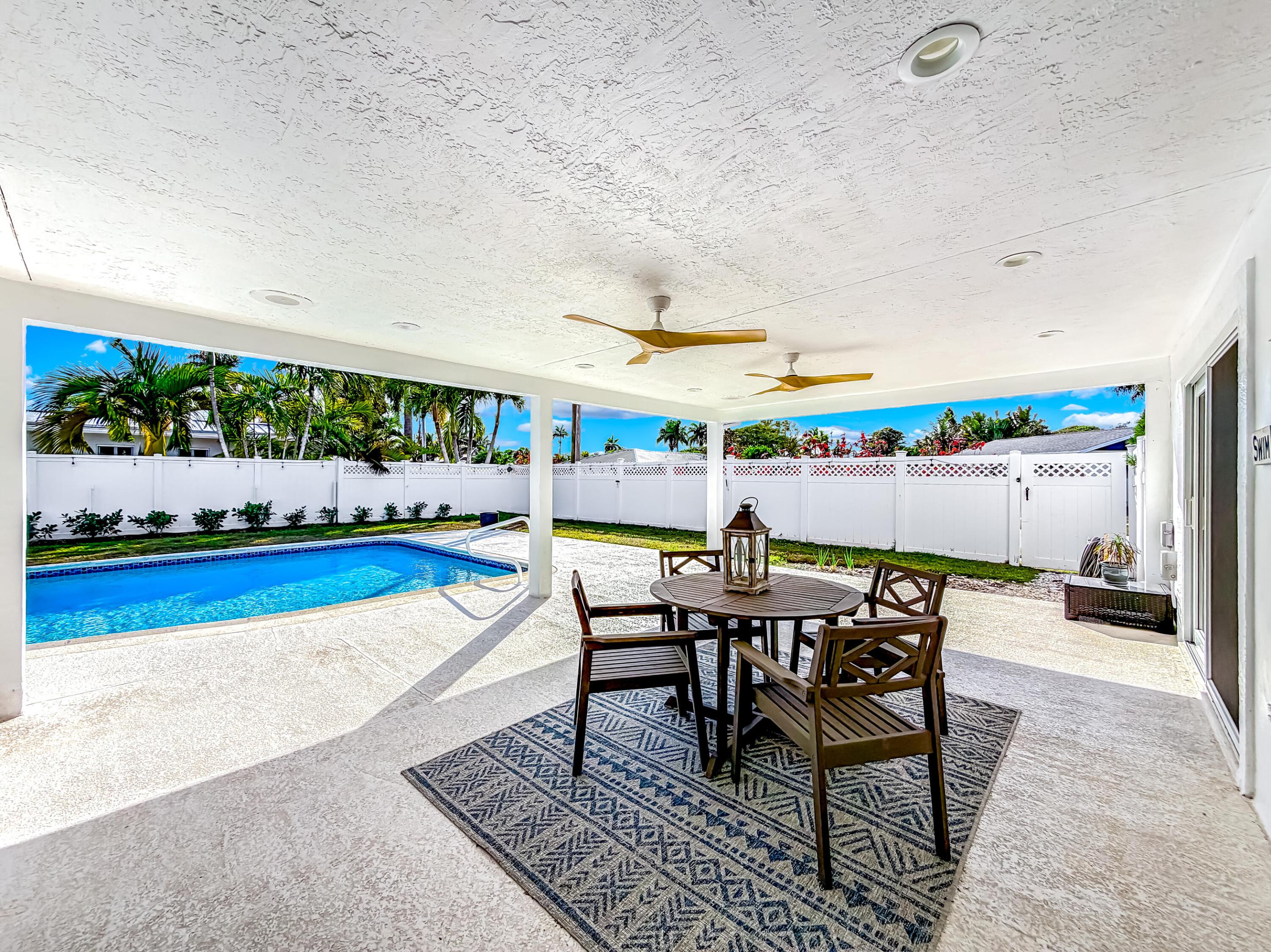 1098 W Camino Real