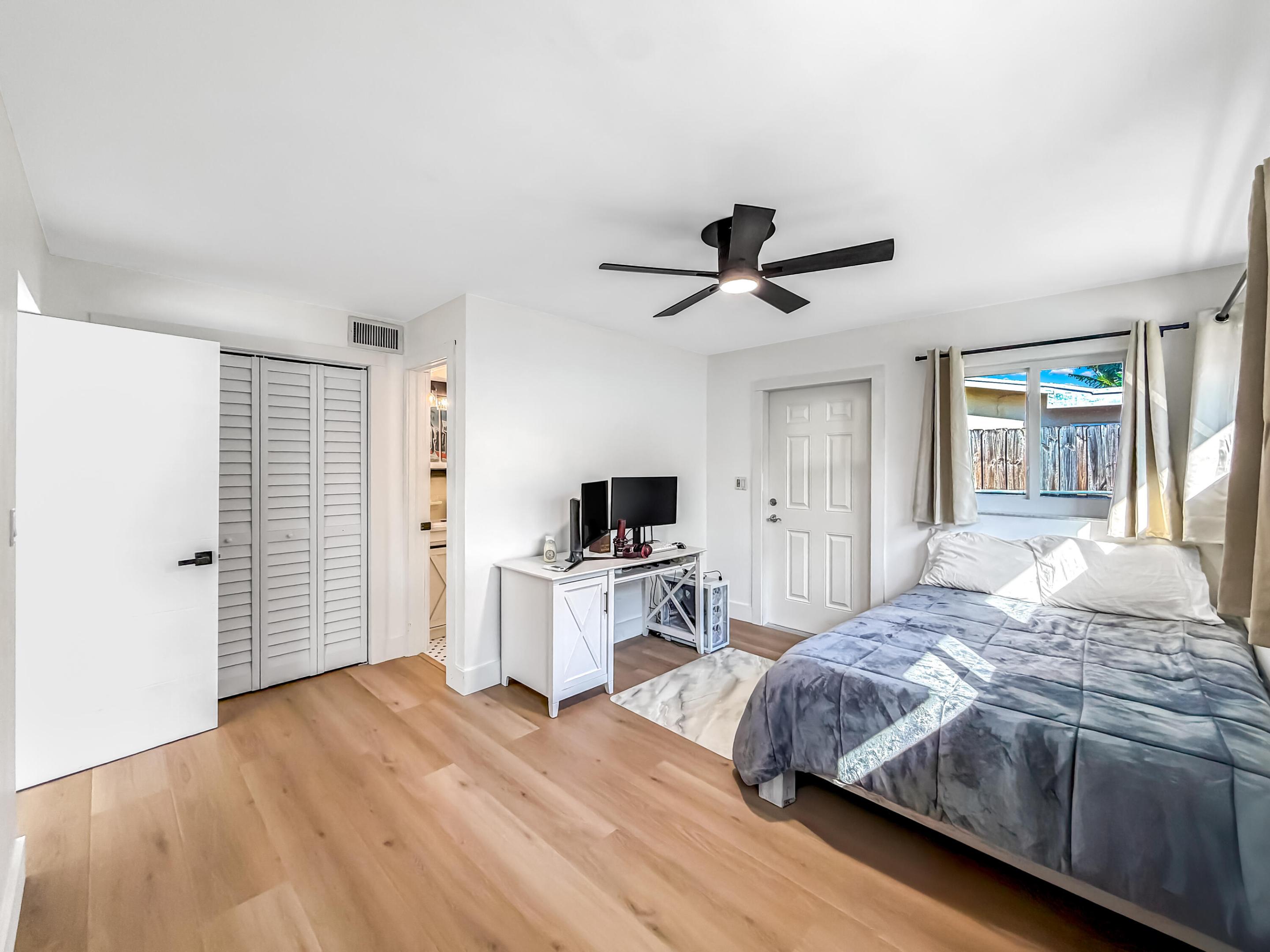 1098 W Camino Real