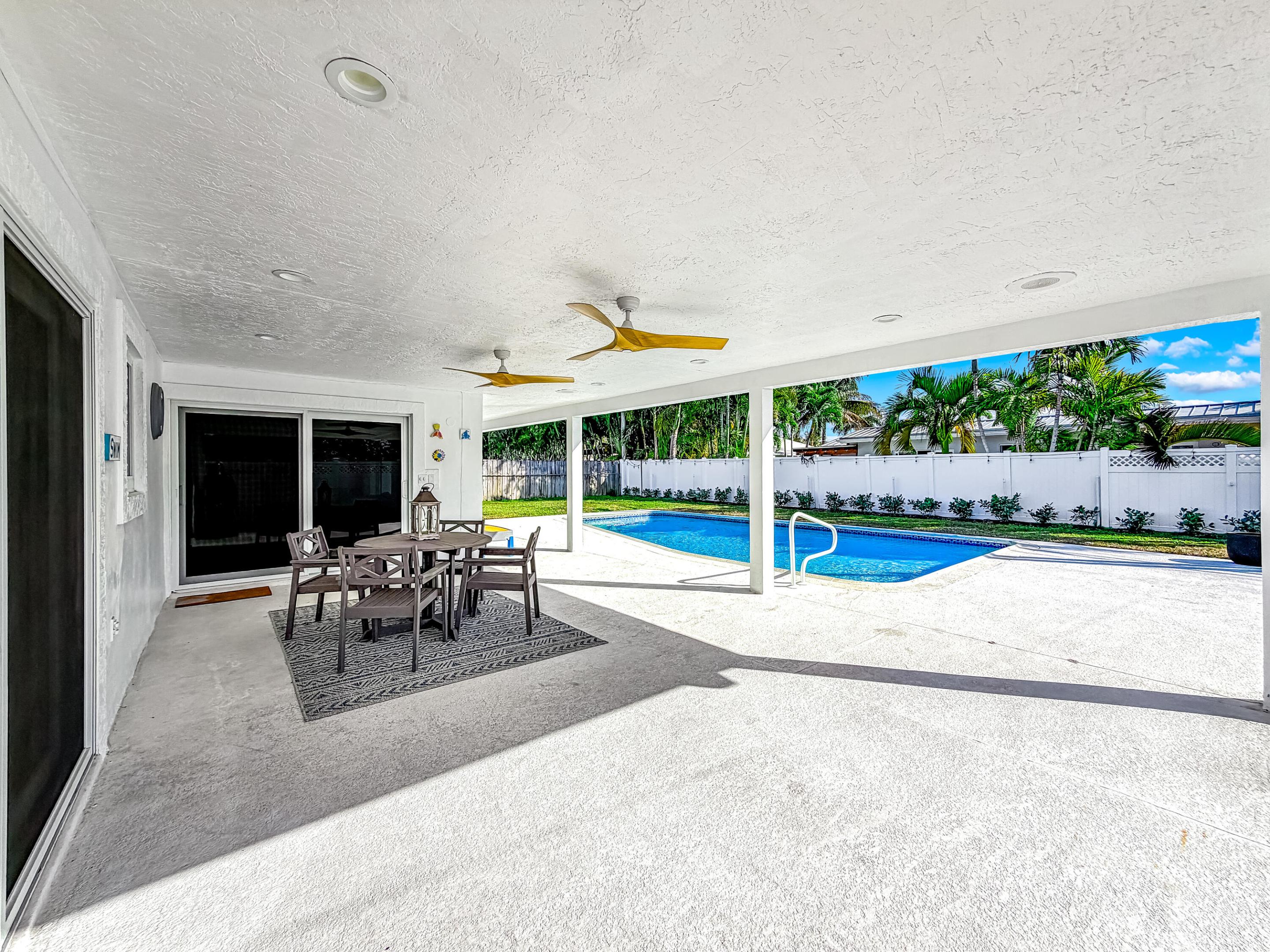 1098 W Camino Real