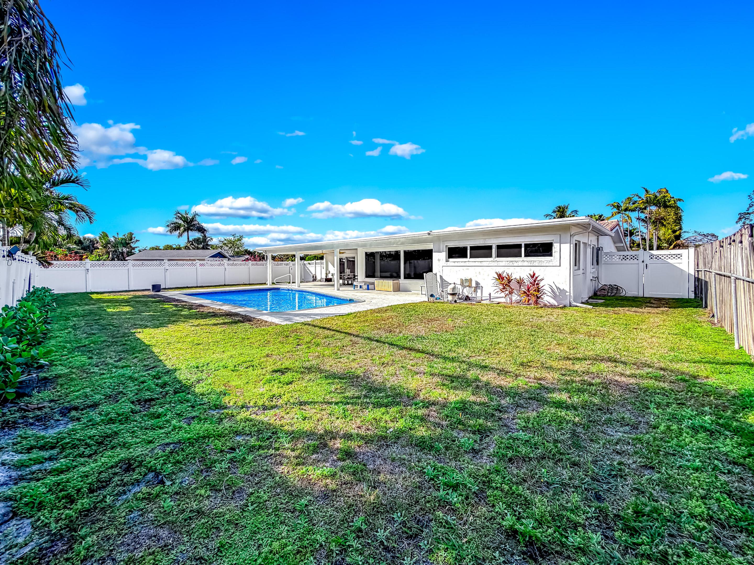 1098 W Camino Real