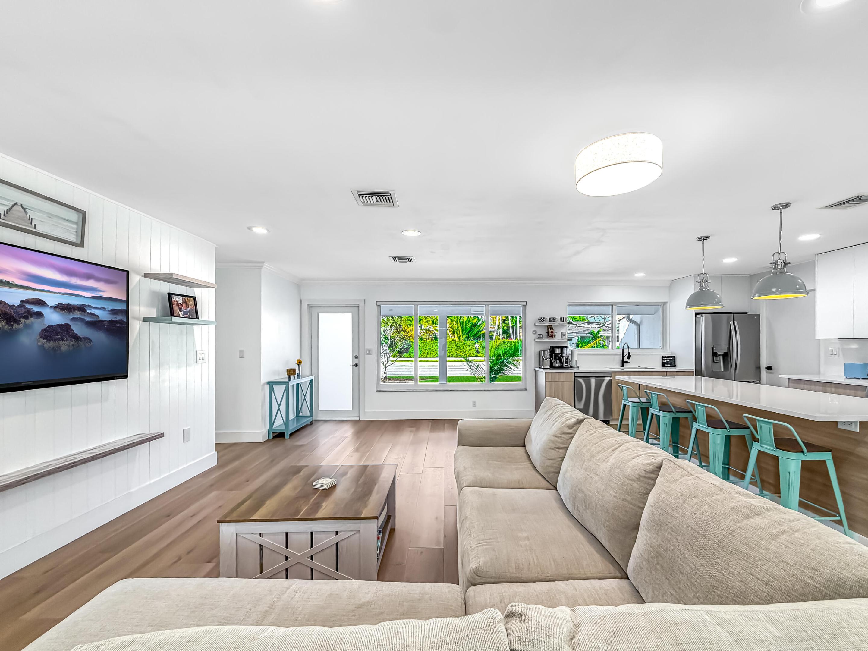 1098 W Camino Real