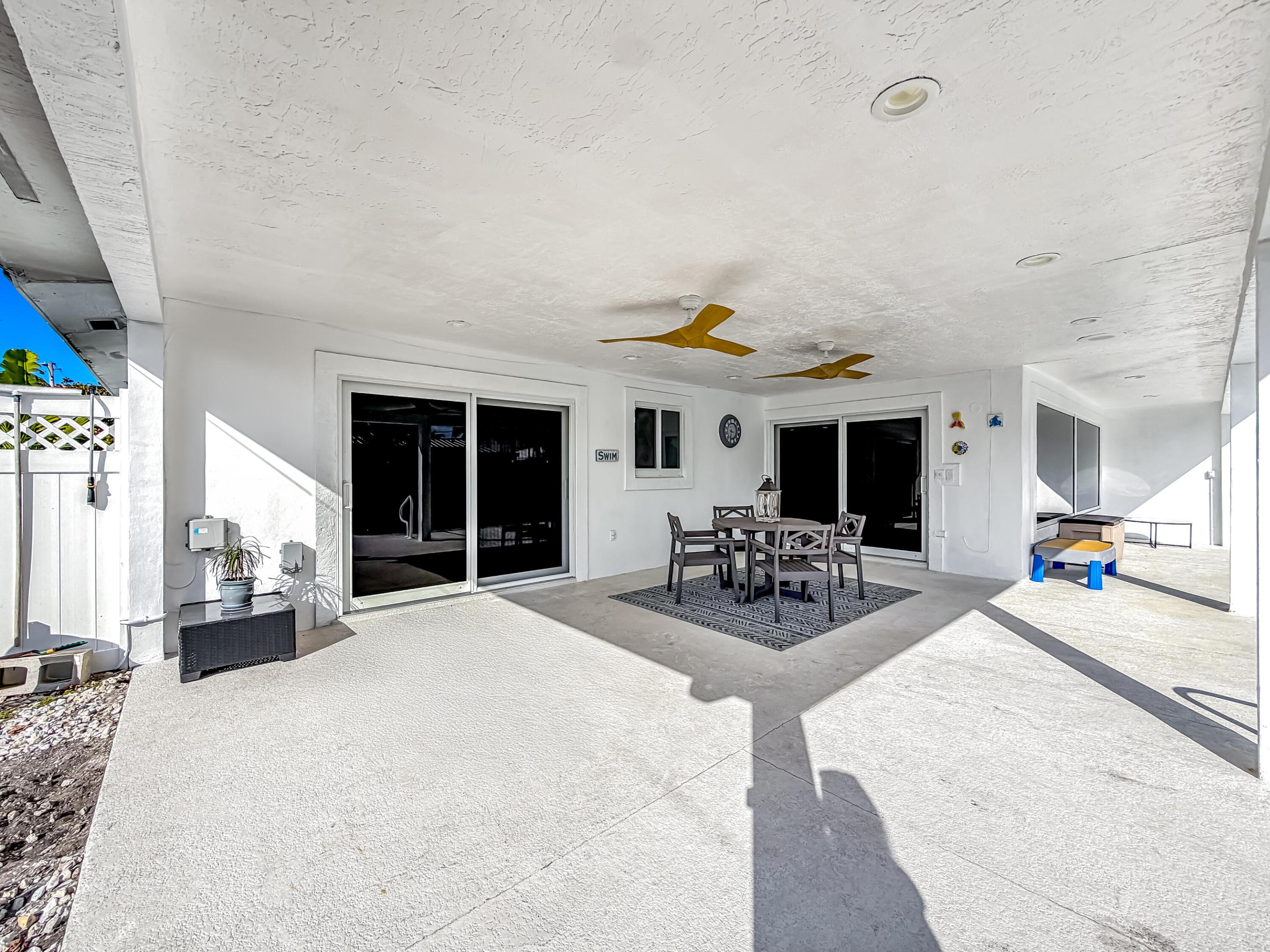 1098 W Camino Real