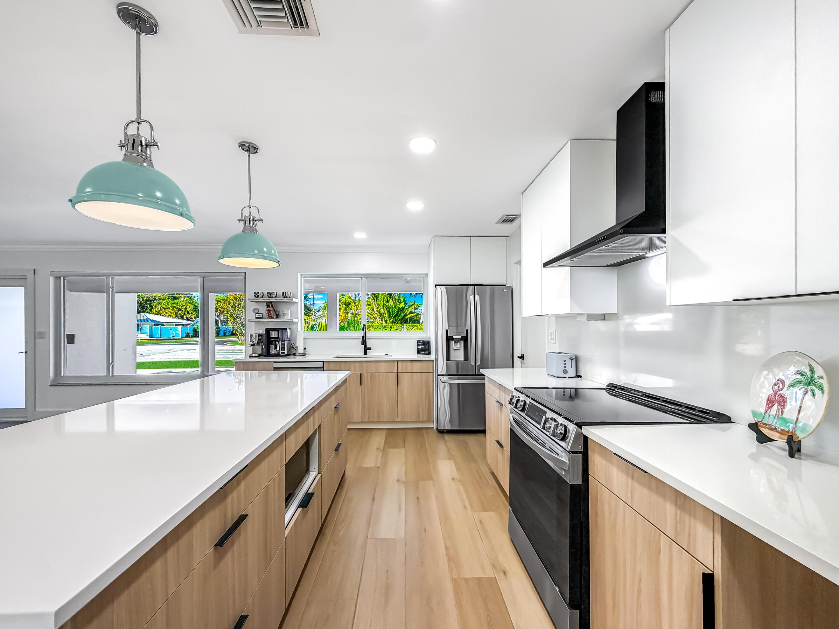 1098 W Camino Real