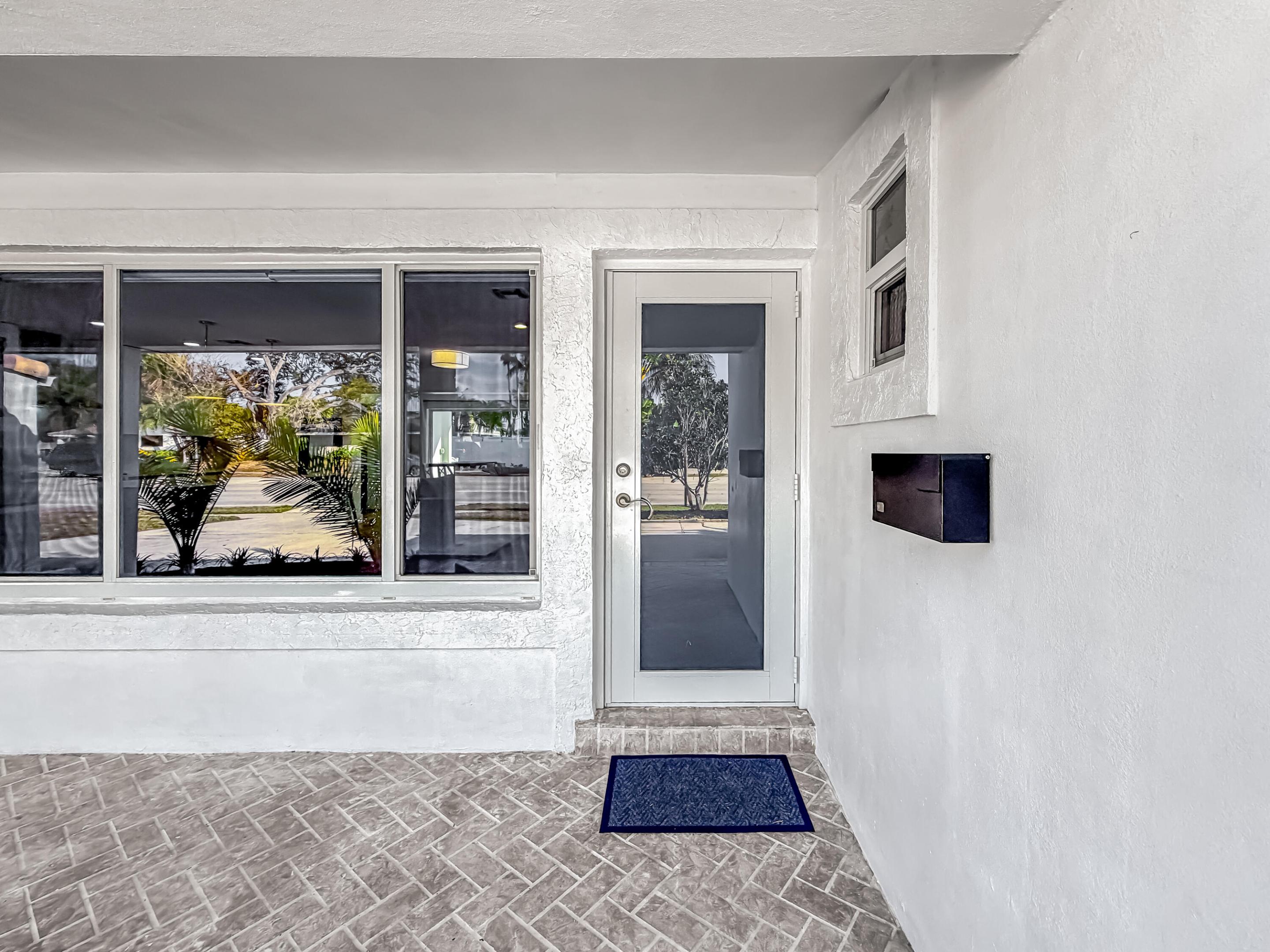 1098 W Camino Real