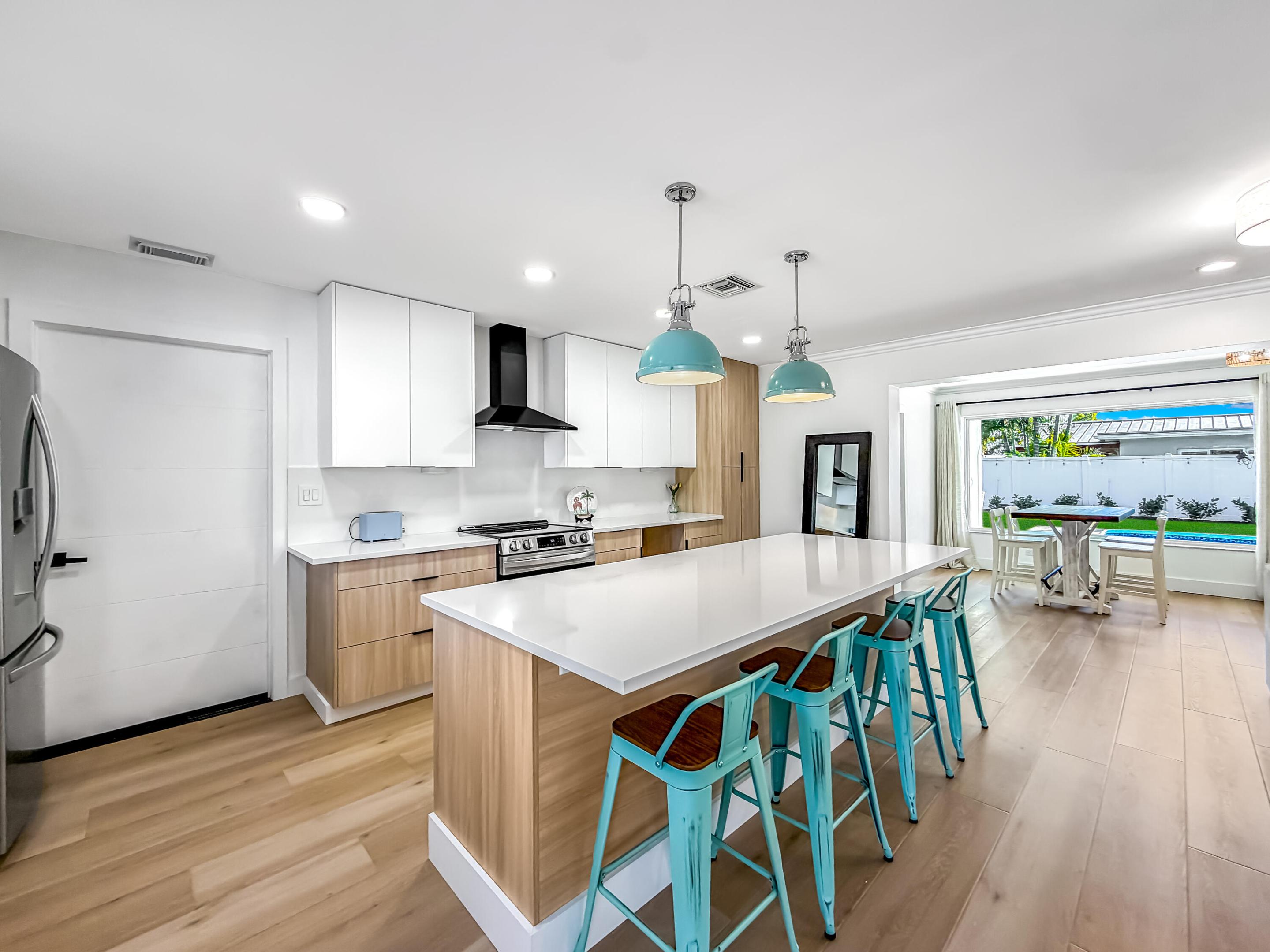 1098 W Camino Real