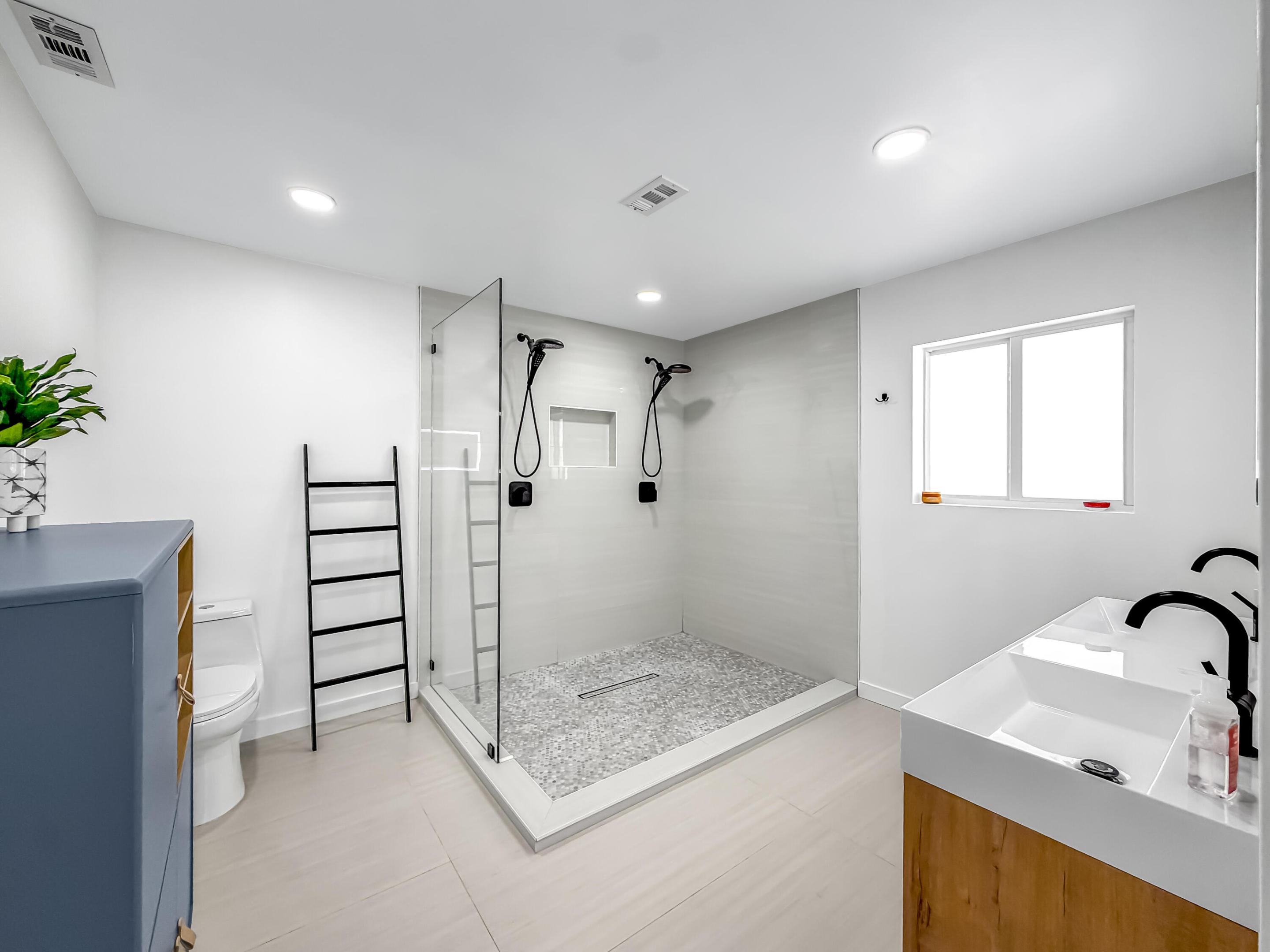 1098 W Camino Real