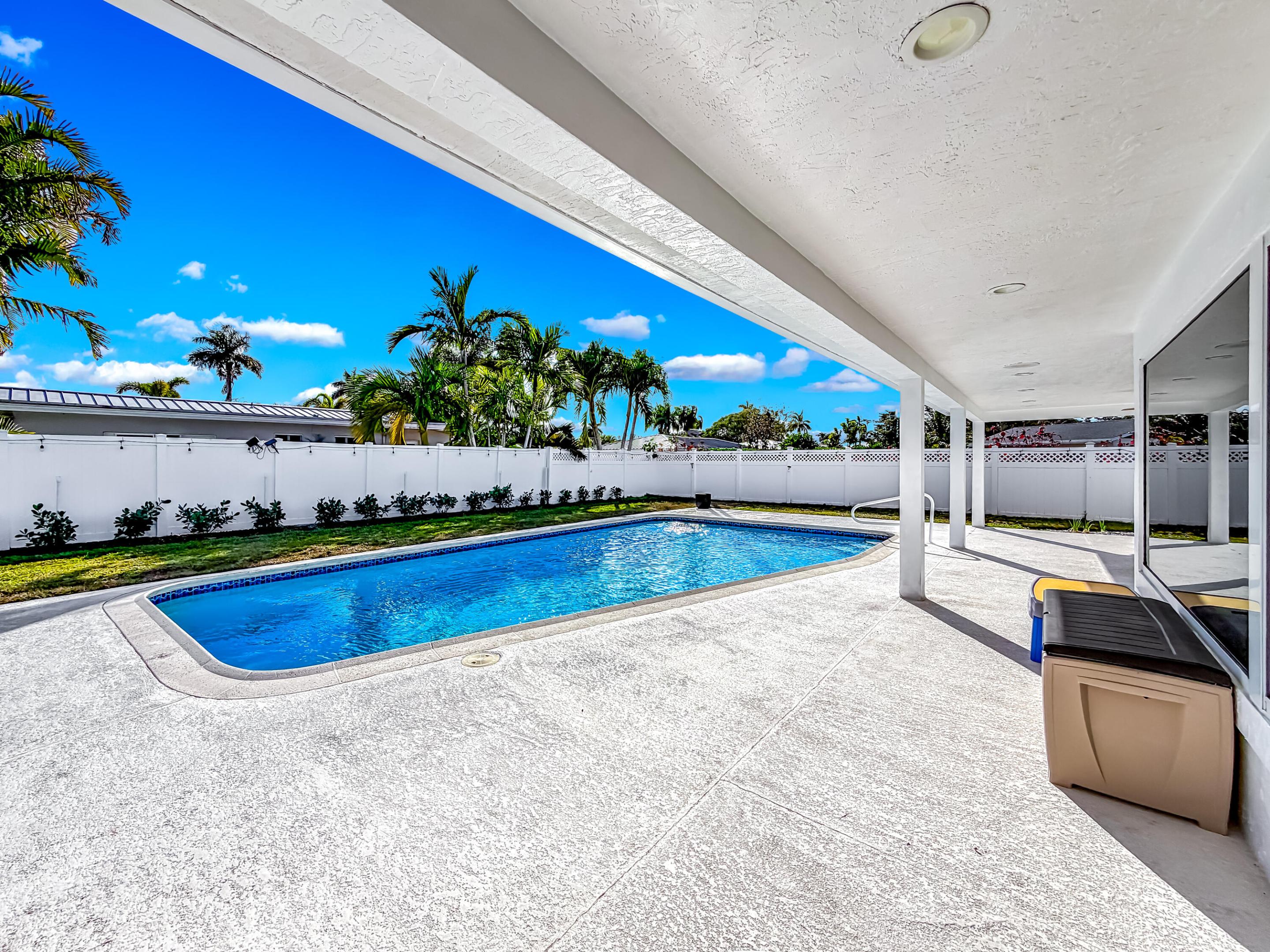 1098 W Camino Real