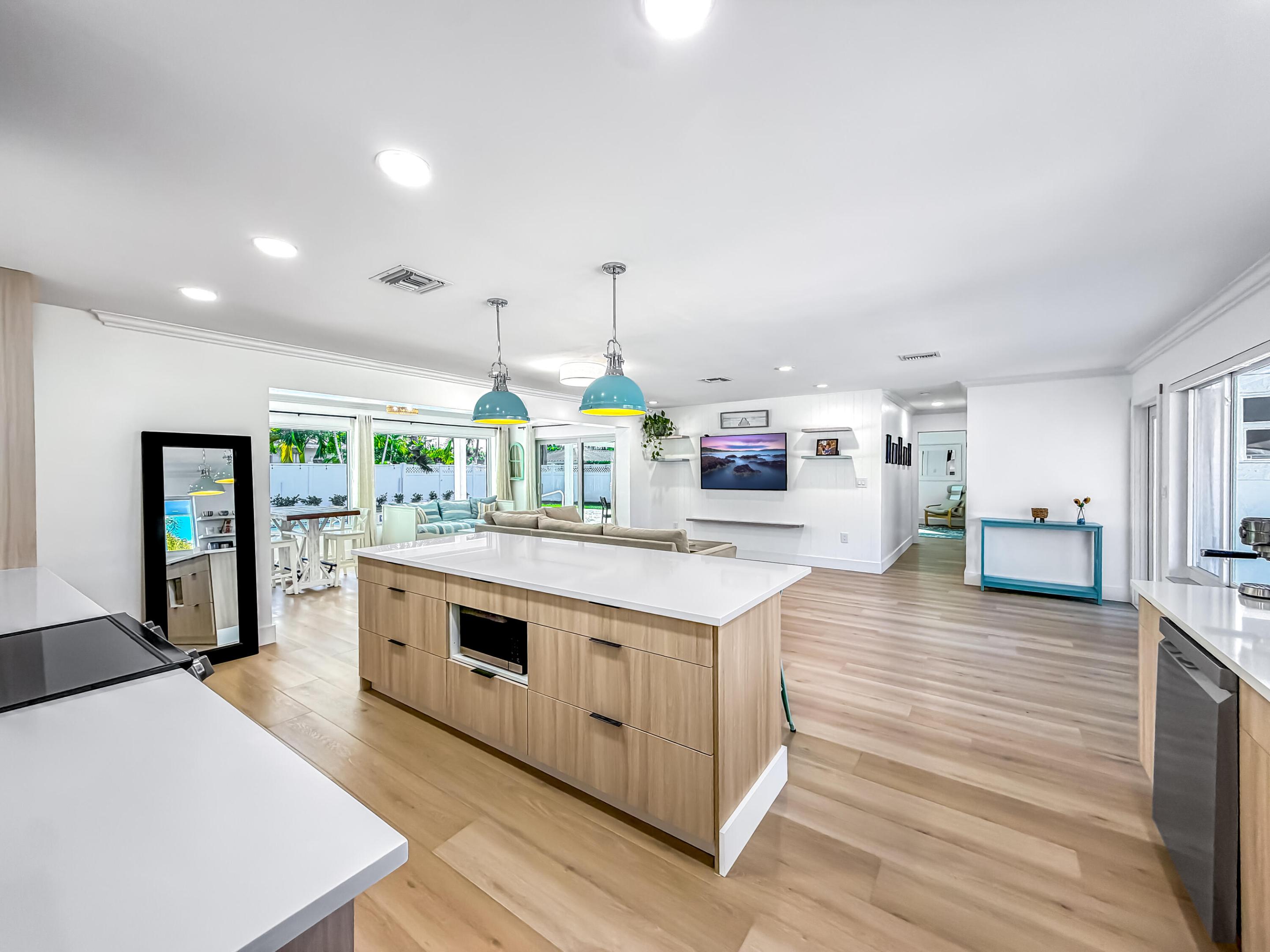 1098 W Camino Real