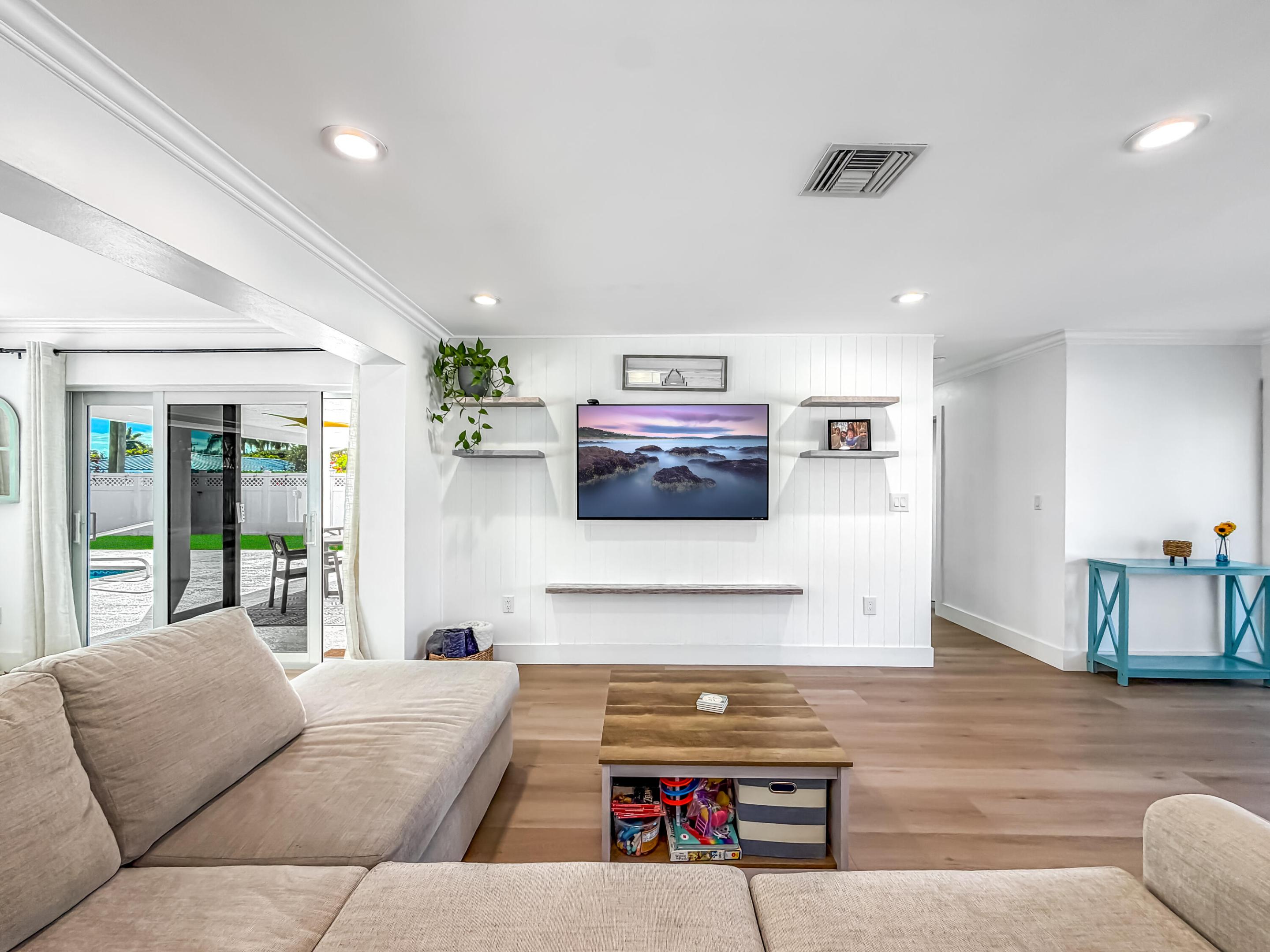 1098 W Camino Real