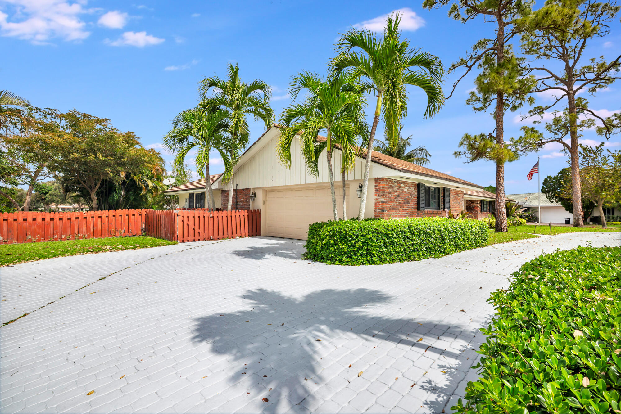 320 N Country Club Drive