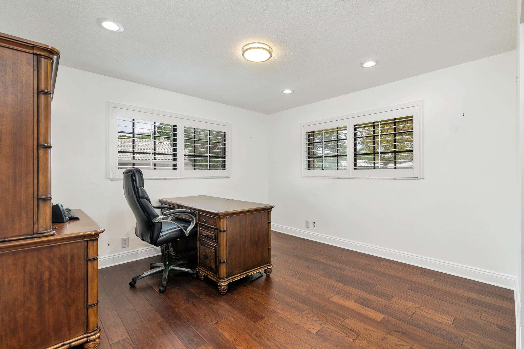 320 N Country Club Drive