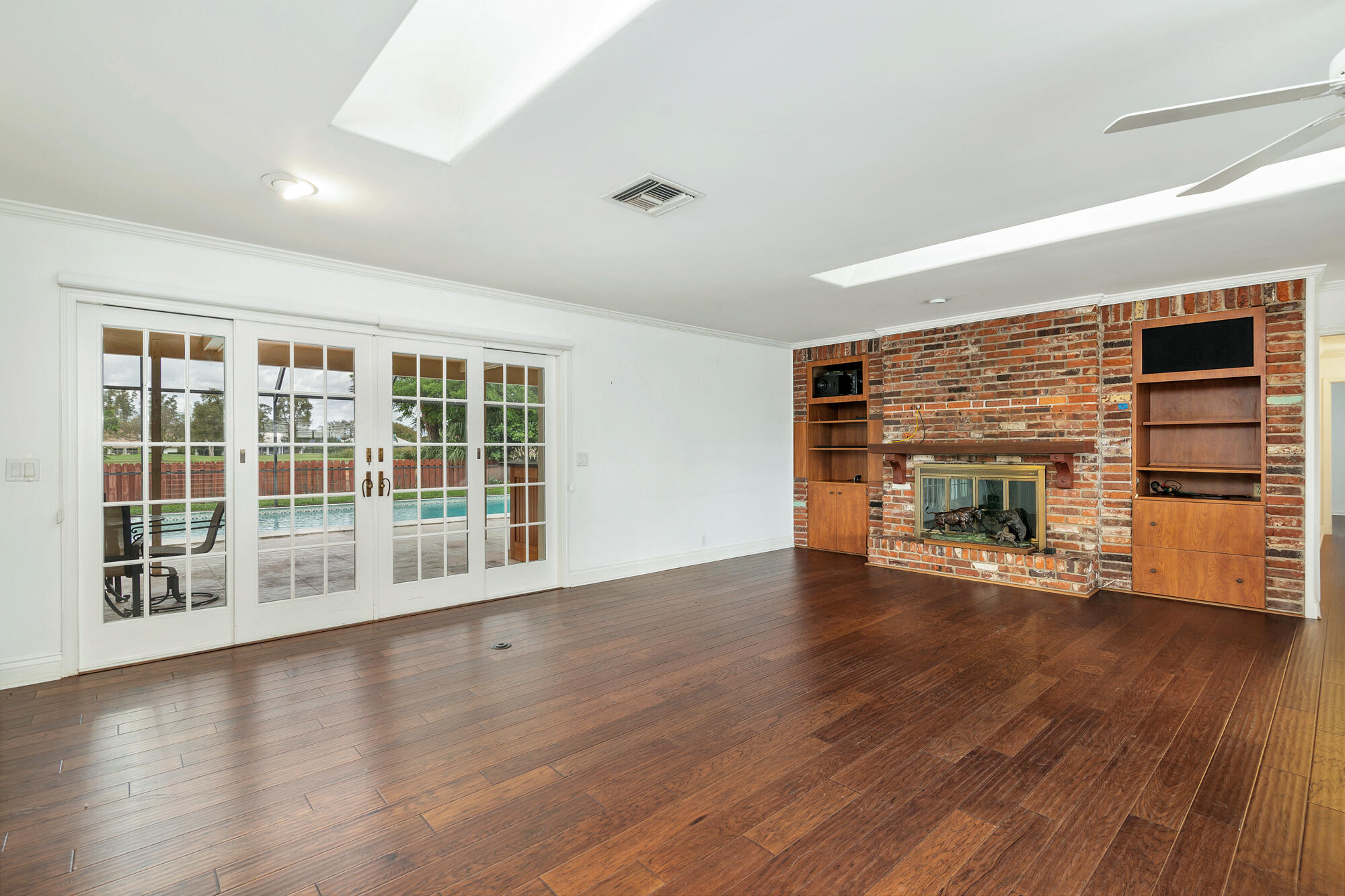 320 N Country Club Drive