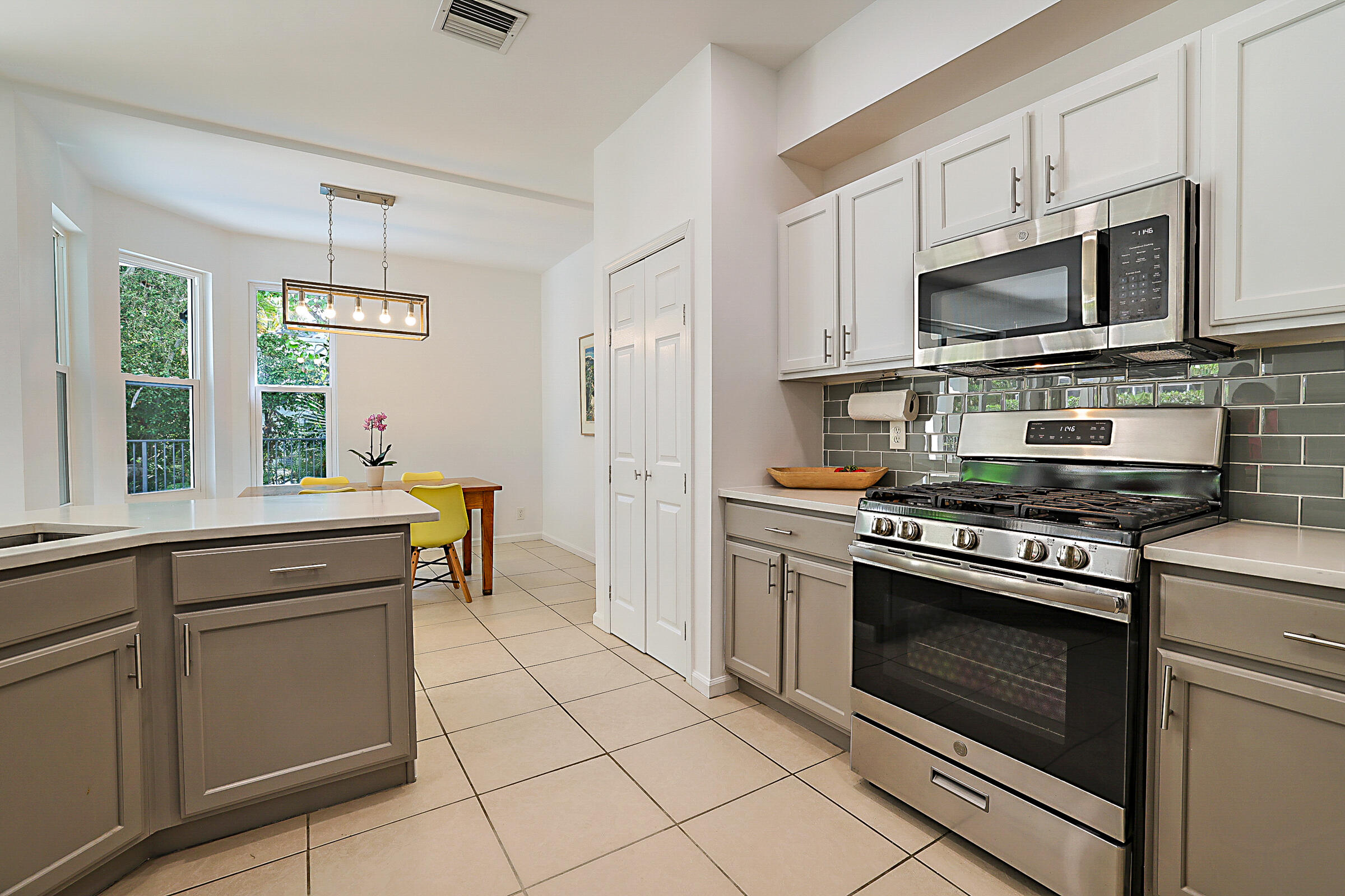 458 Woodview Circle