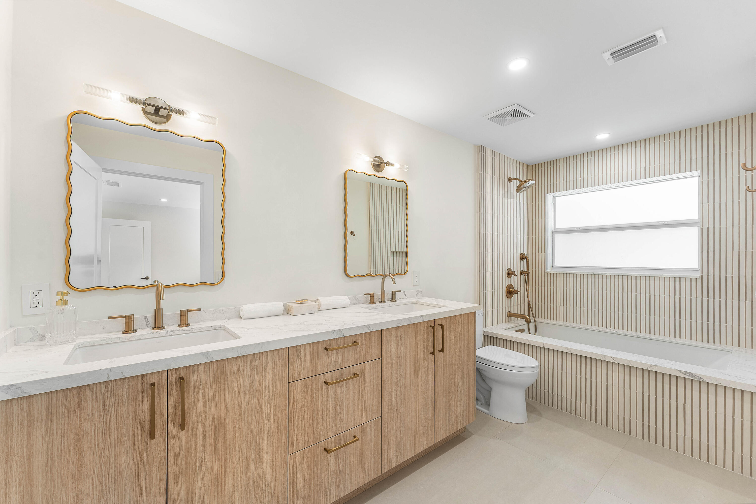 654 W Lakewoode Cir W