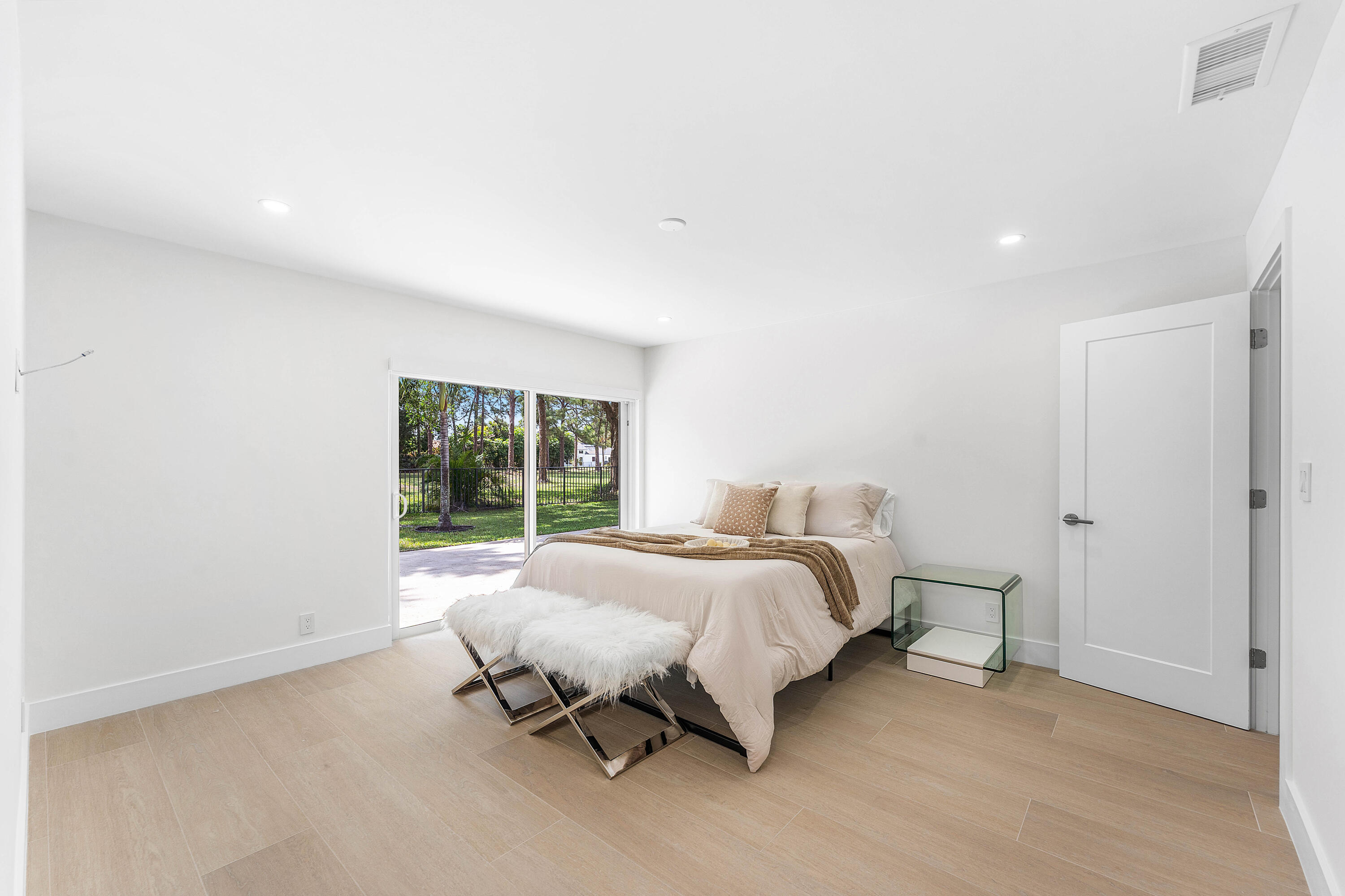 654 W Lakewoode Cir W