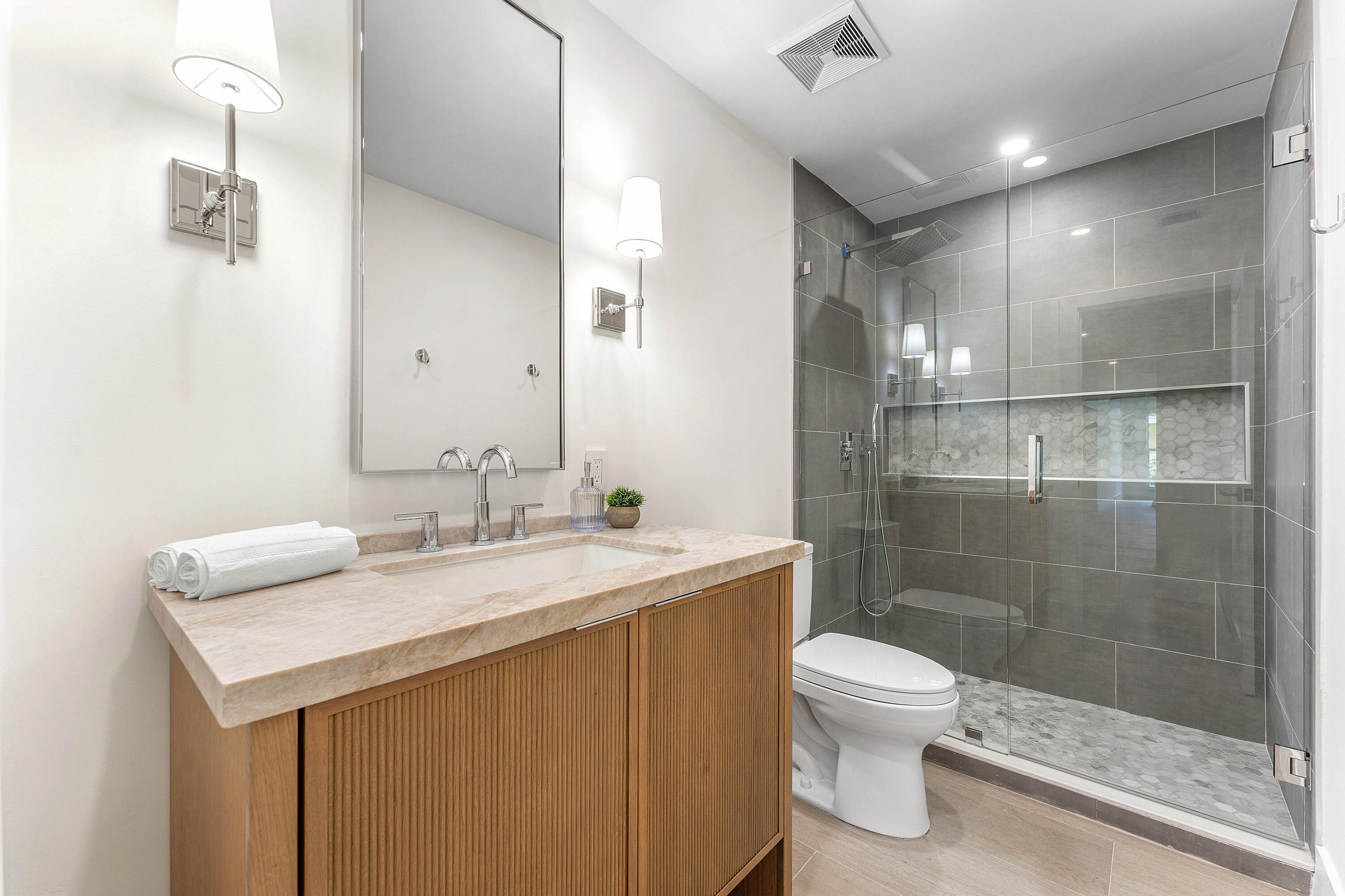 654 W Lakewoode Cir W