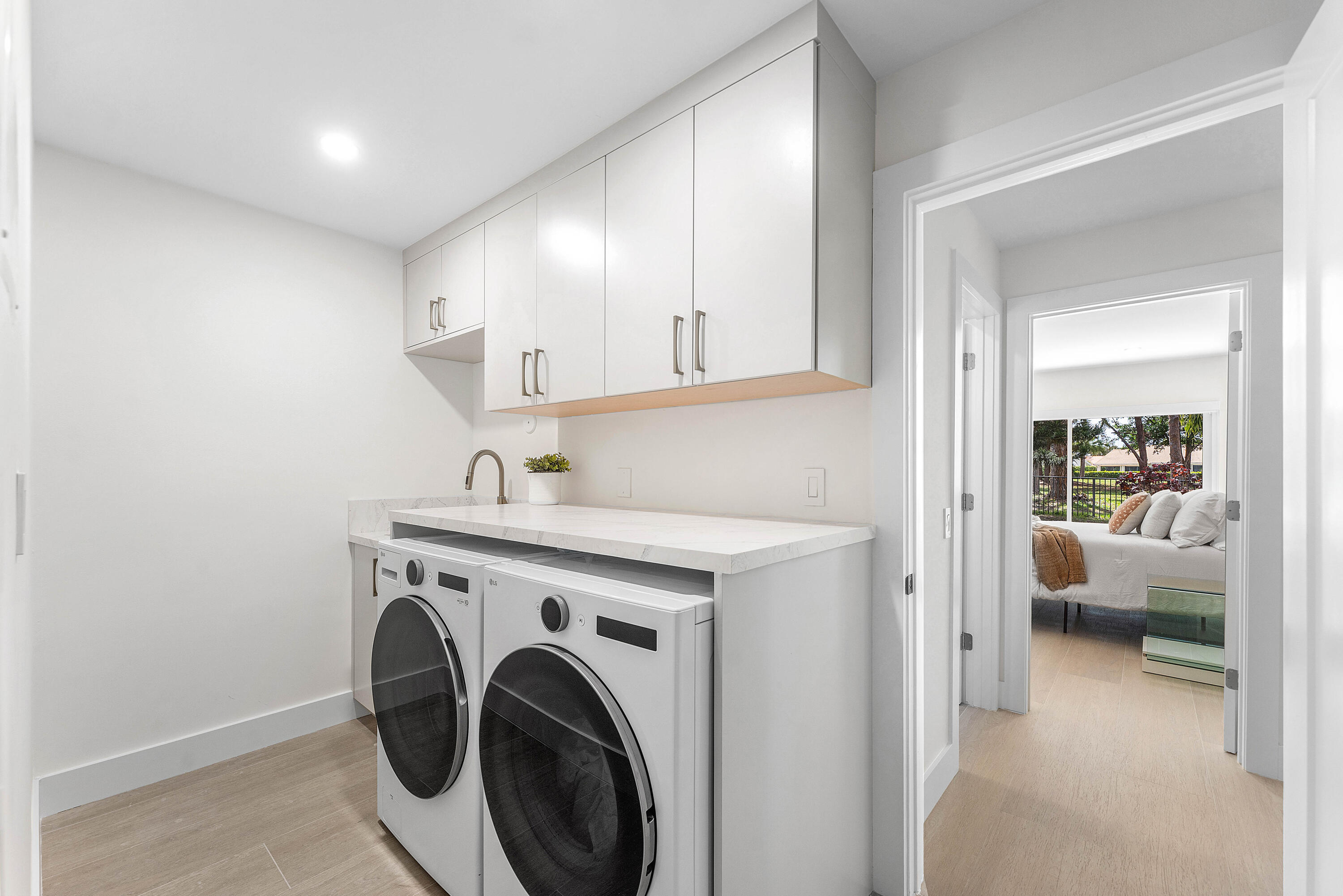 654 W Lakewoode Cir W