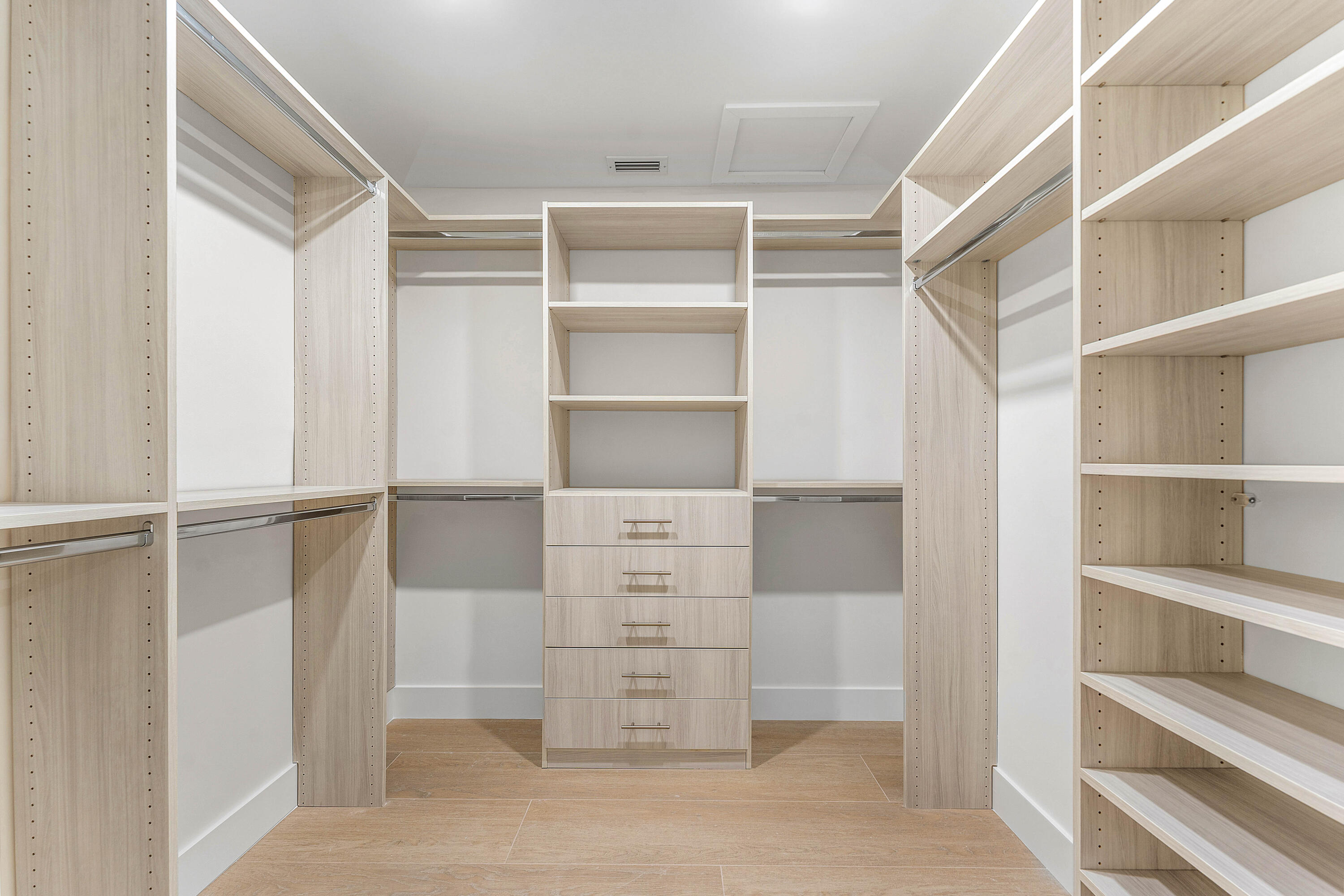 654 W Lakewoode Cir W