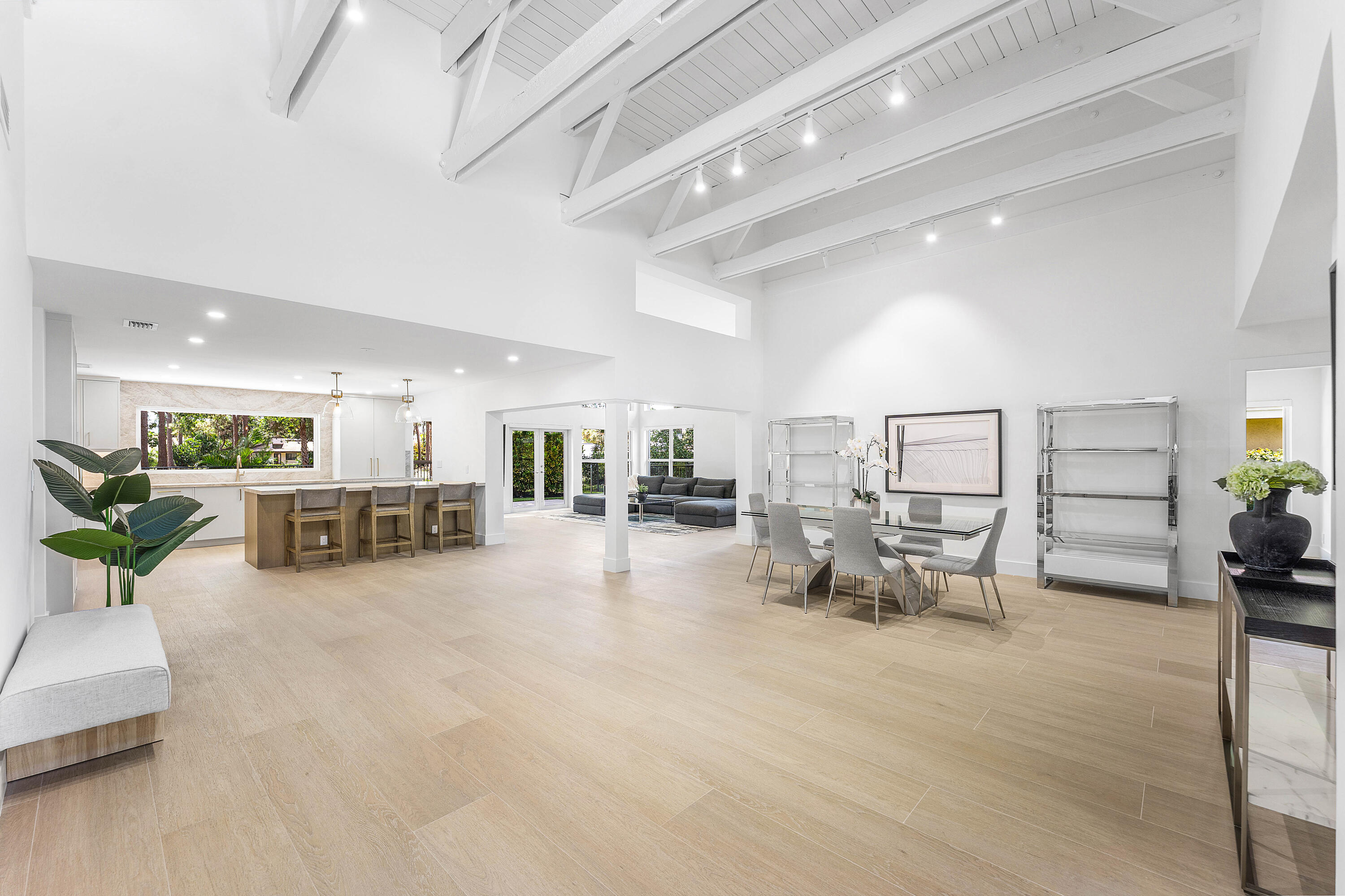 654 W Lakewoode Cir W