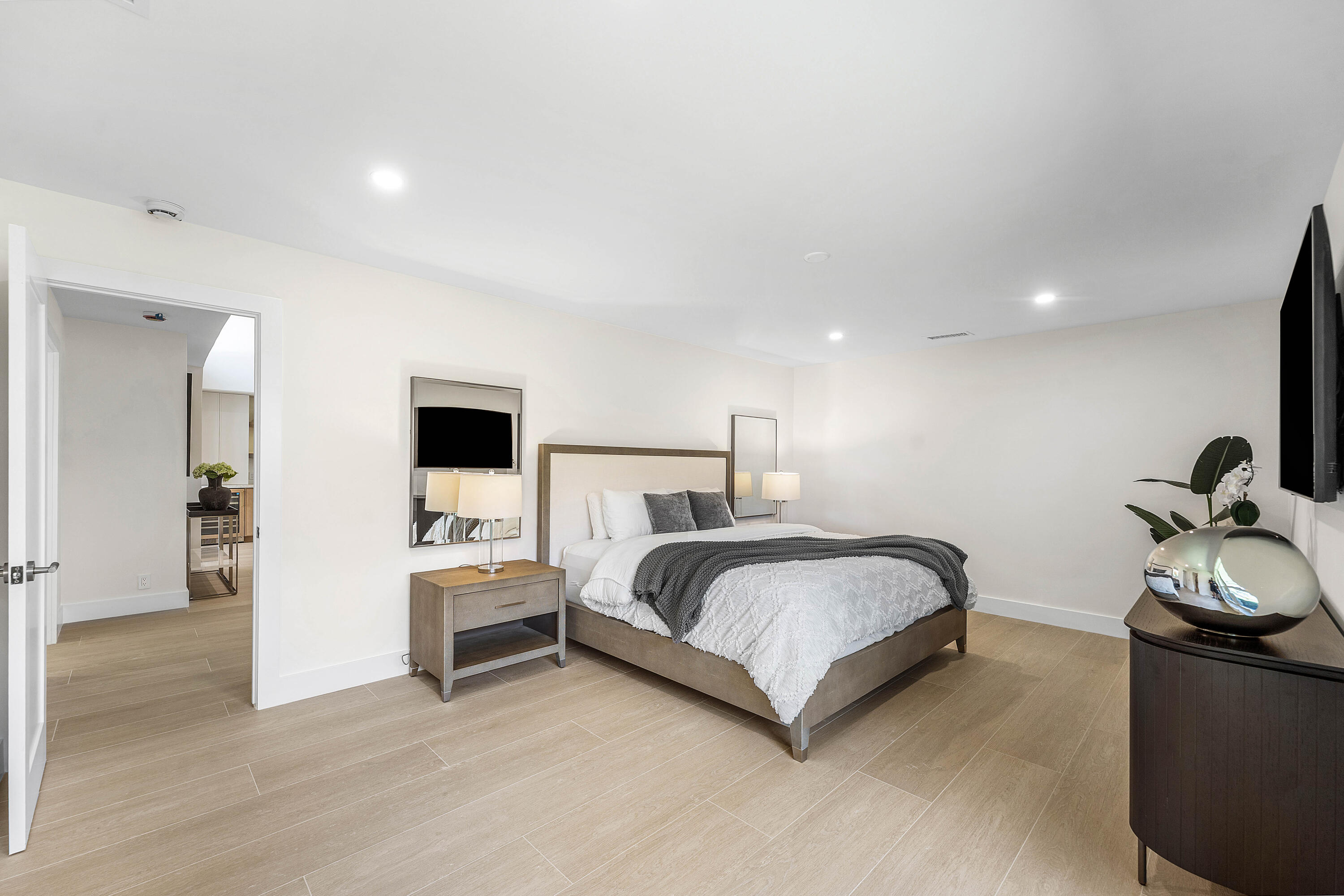 654 W Lakewoode Cir W