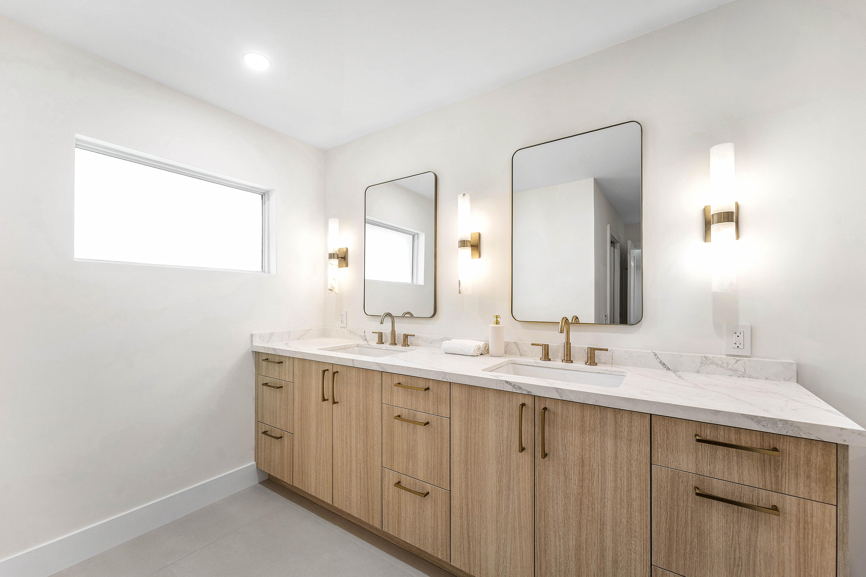 654 W Lakewoode Cir W