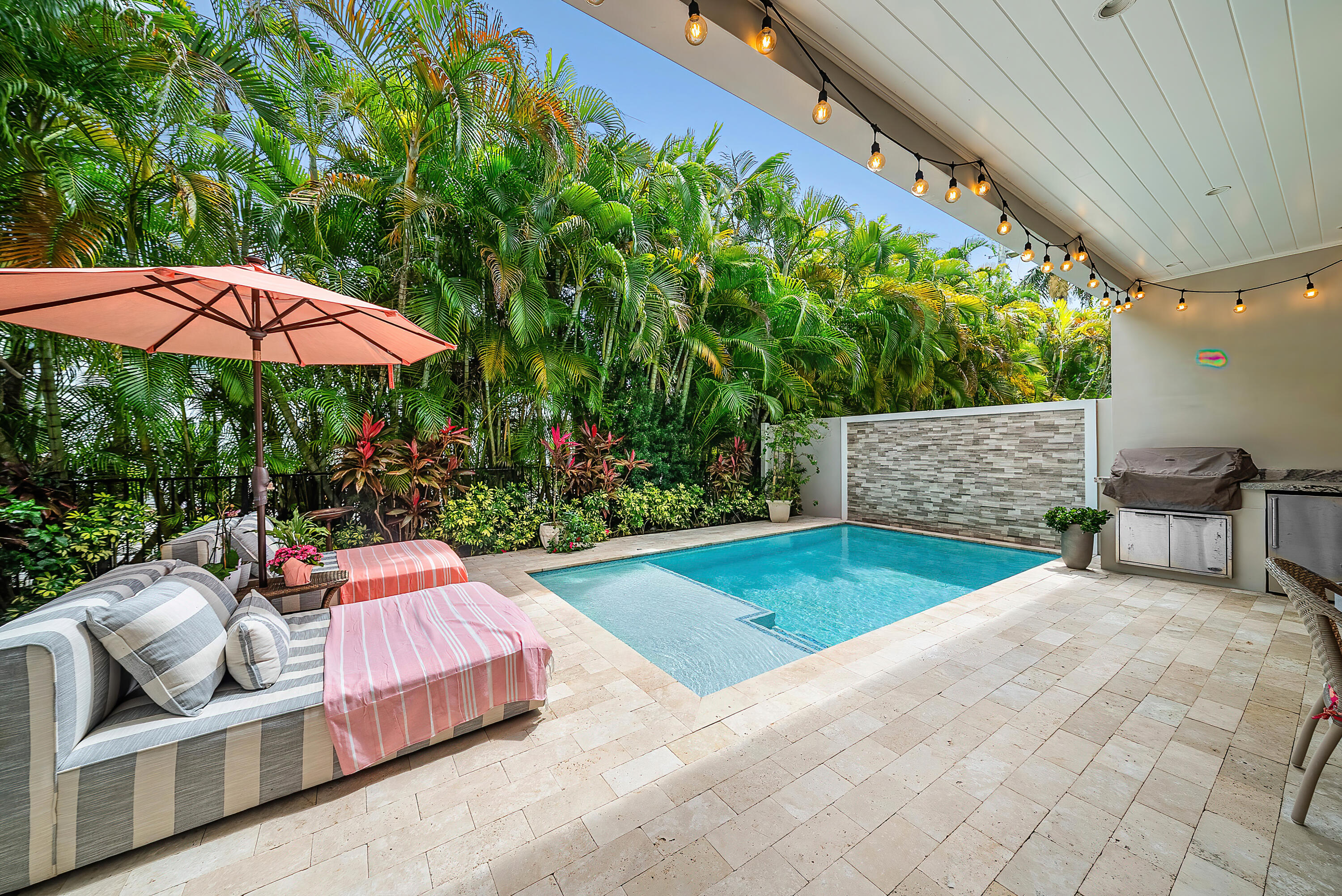 436 NE Wavecrest Way