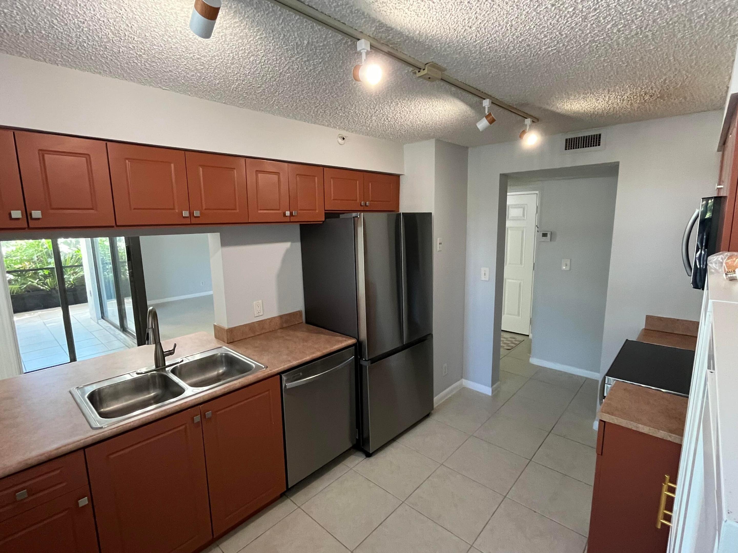 1915 Lavers Circle E E101